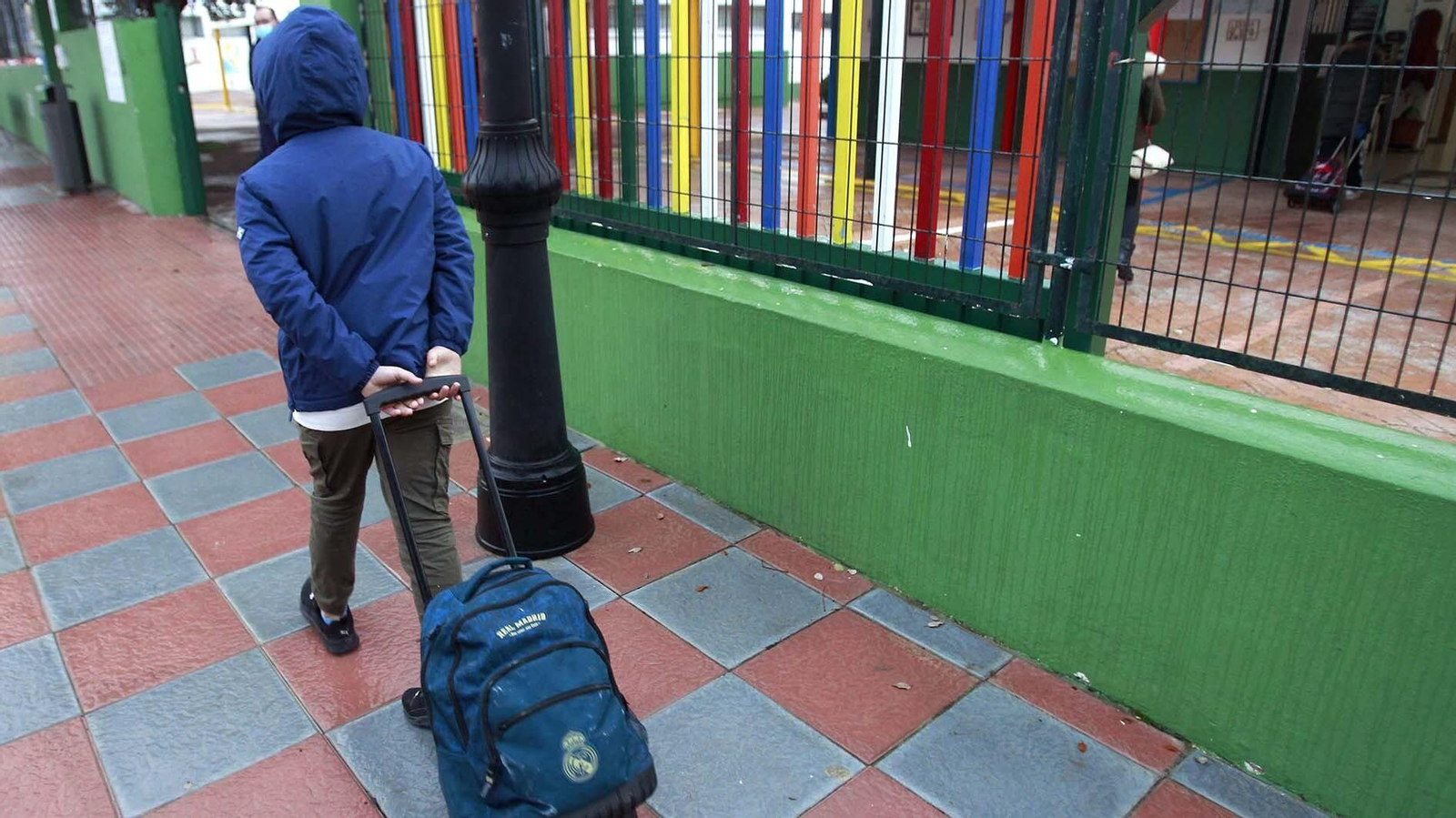 Entrada al colegio San Isidro Labrador en Los Barrios