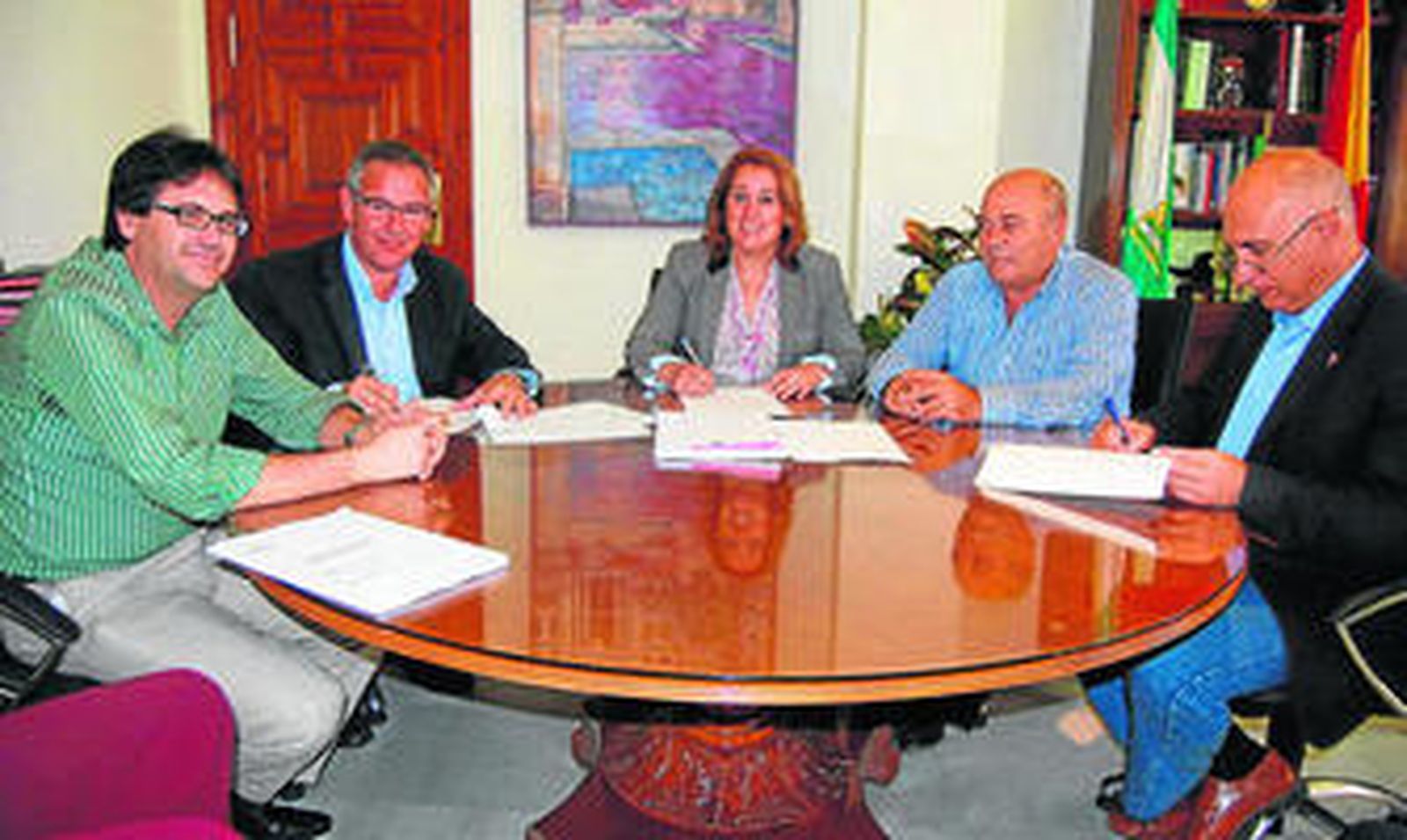 Encarnación Anaya firmó ayer la contratación de las obras del consultorio médico.