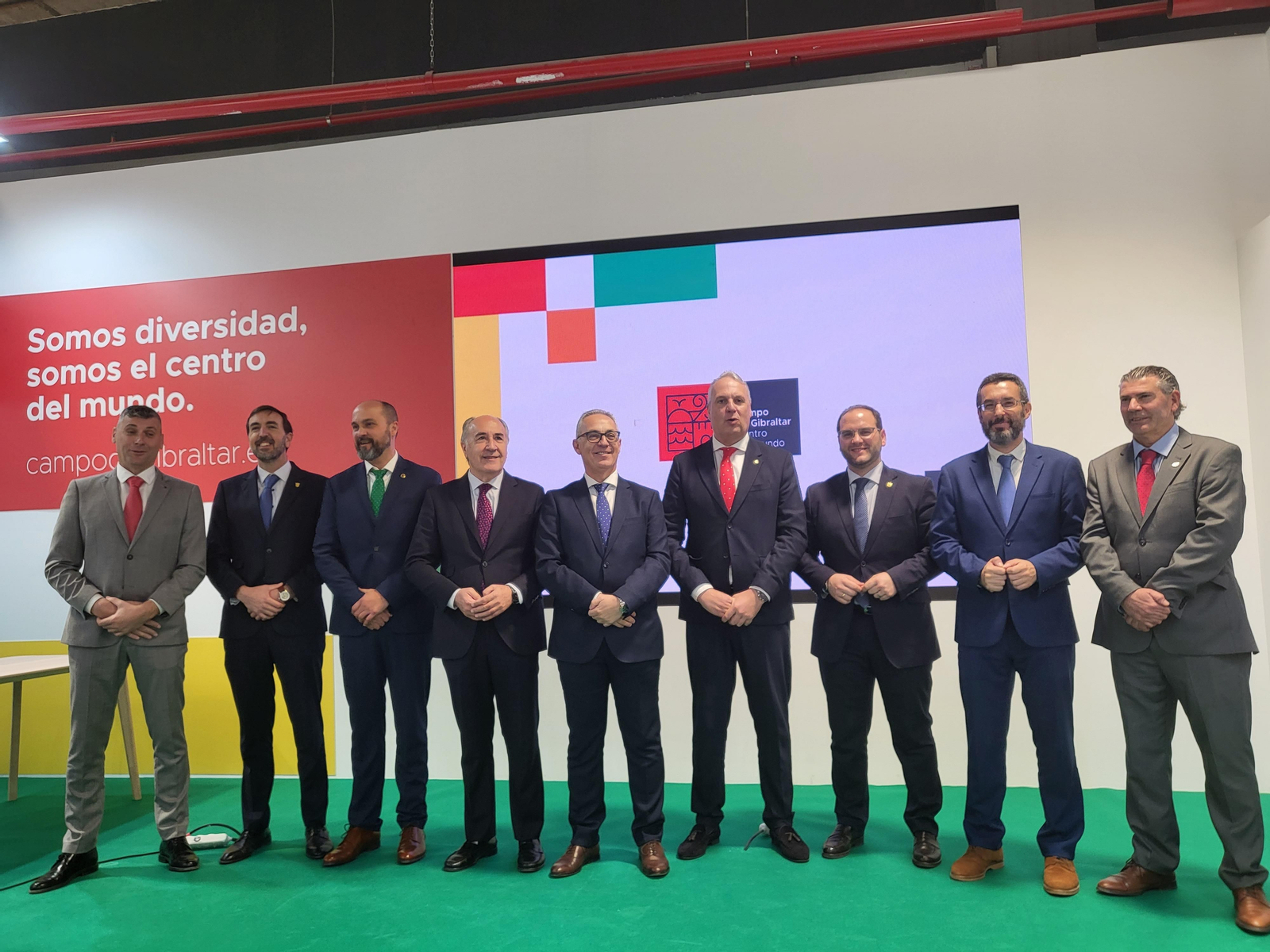 Los ocho alcaldes de la comarca y el presidente de la Mancomunidad, en Fitur.