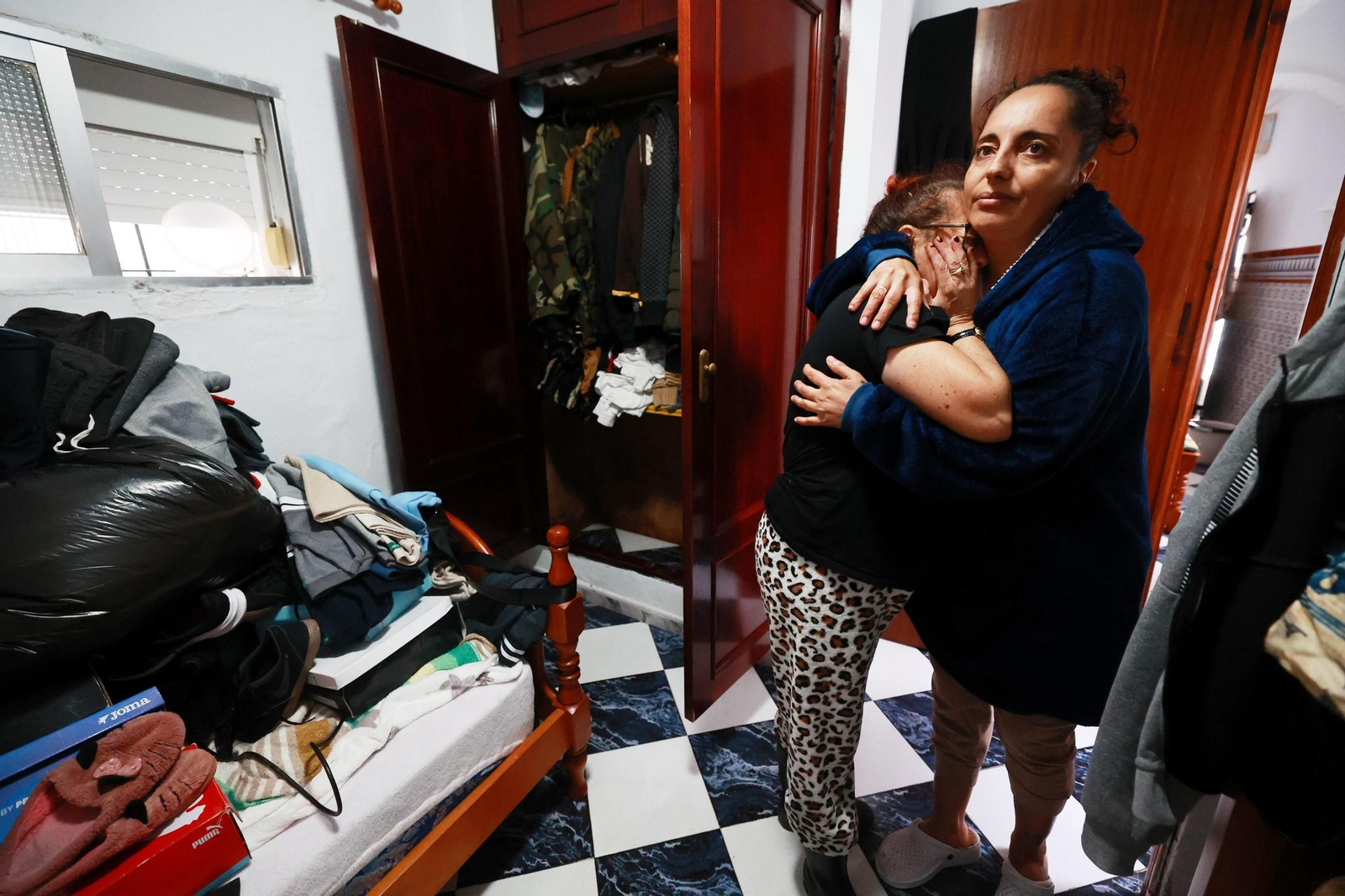 Imágenes de calles inundadas y vecinos achicando agua en San Fernando