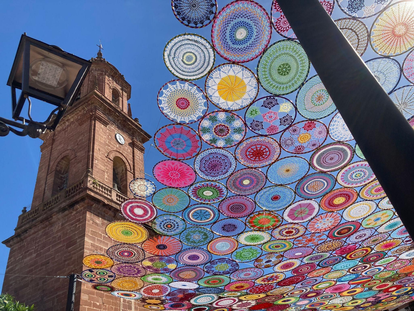 Un paseo en fotografías bajo el gran toldo de croché de Montoro