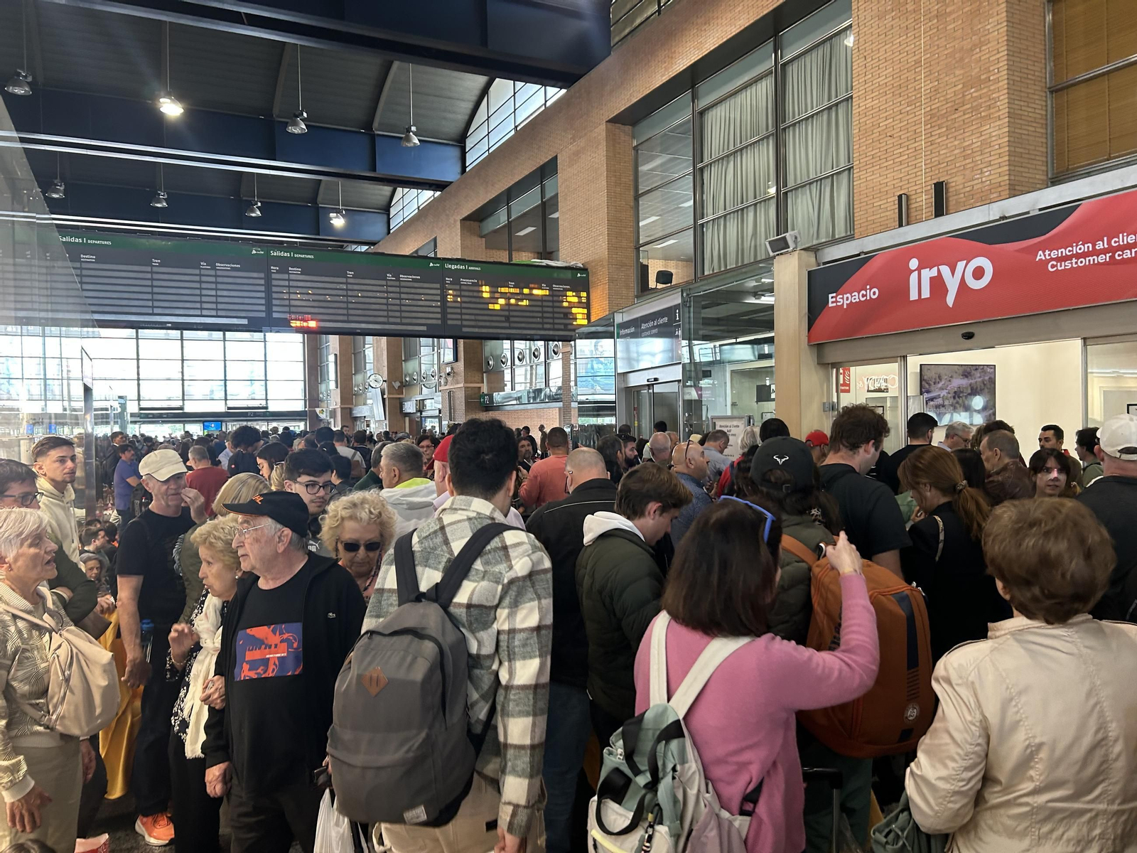 Las imágenes de la estación de trenes de Córdoba con cientos de personas atrapadas tras el apagón