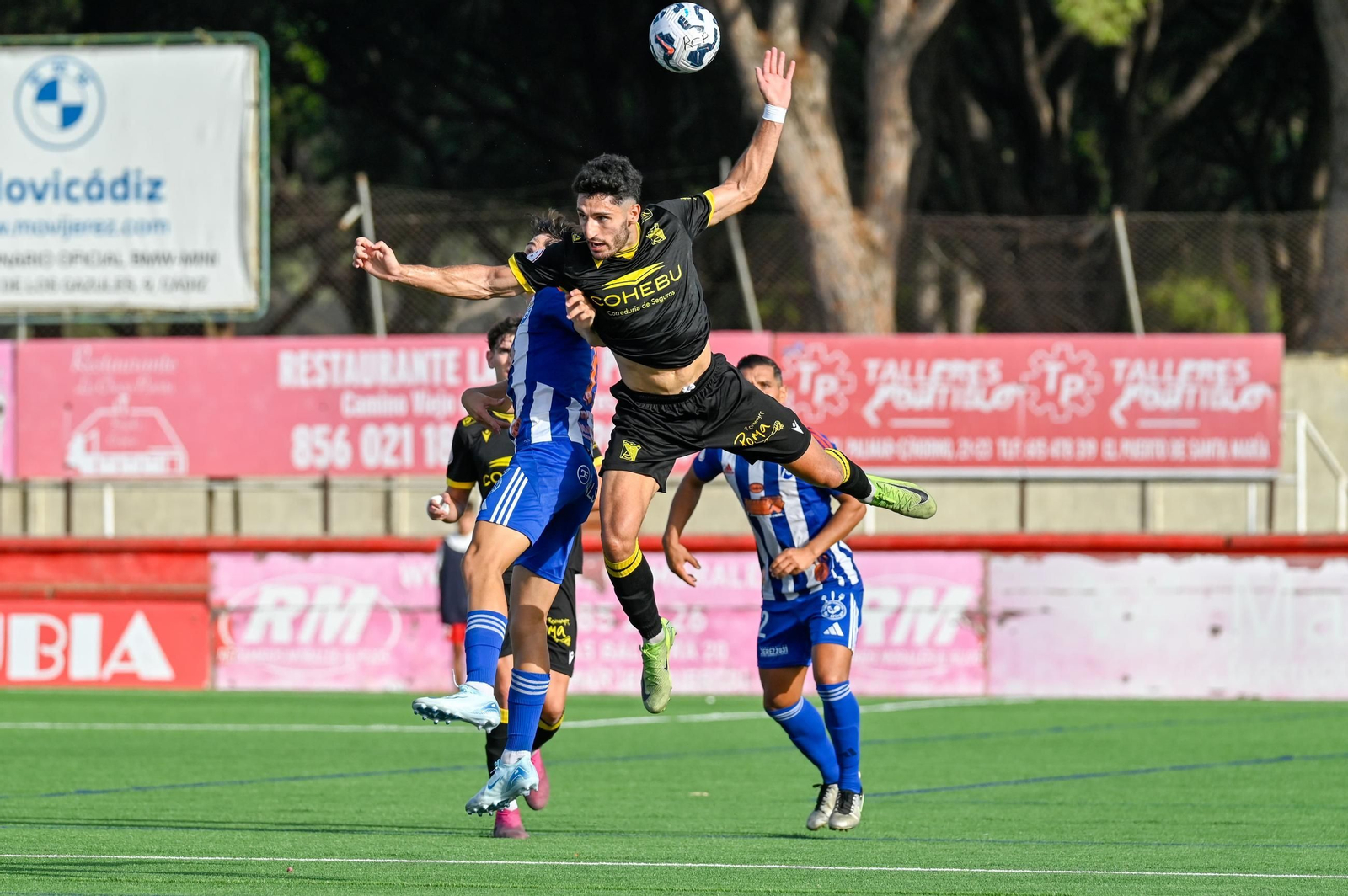 Imágenes del Xerez CD-Sanluqueño en el XLIX Trofeo Ciudad de El Puerto