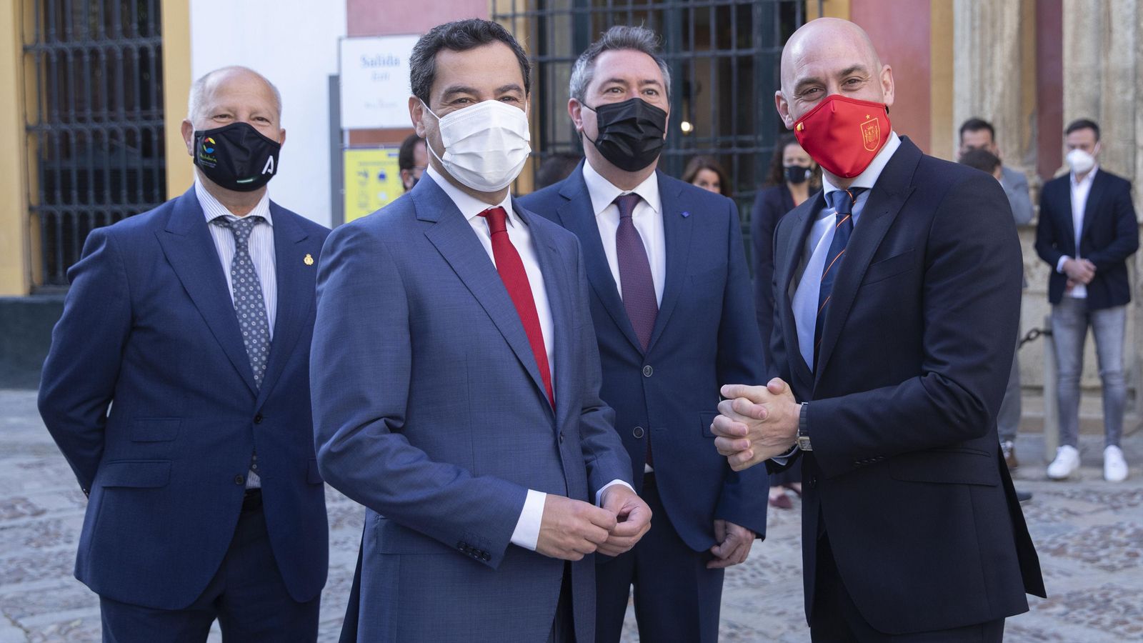 Javier Imbroda, Juanma Moreno, Juan Espadas y Luis Rubiales, antes de empezar el acto.