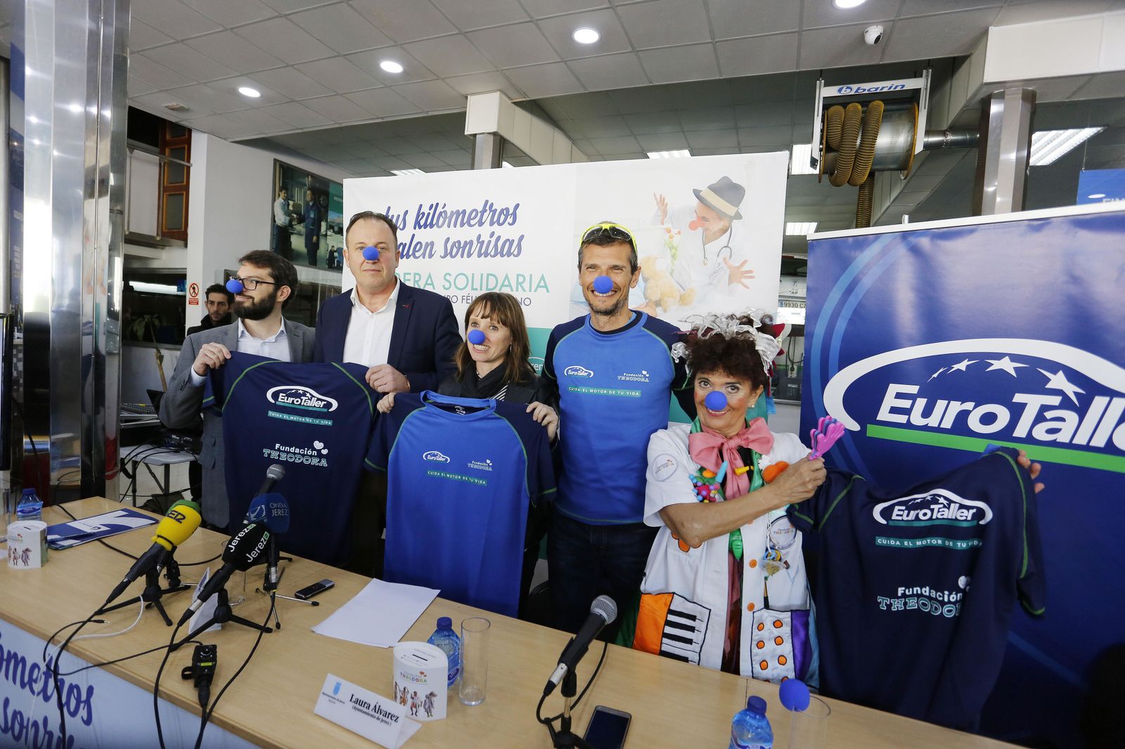 Álvaro León, Félix Moreno, Laura Álvarez, Pablo Villalobos y la doctora Zepi, ayer durante la presentación.