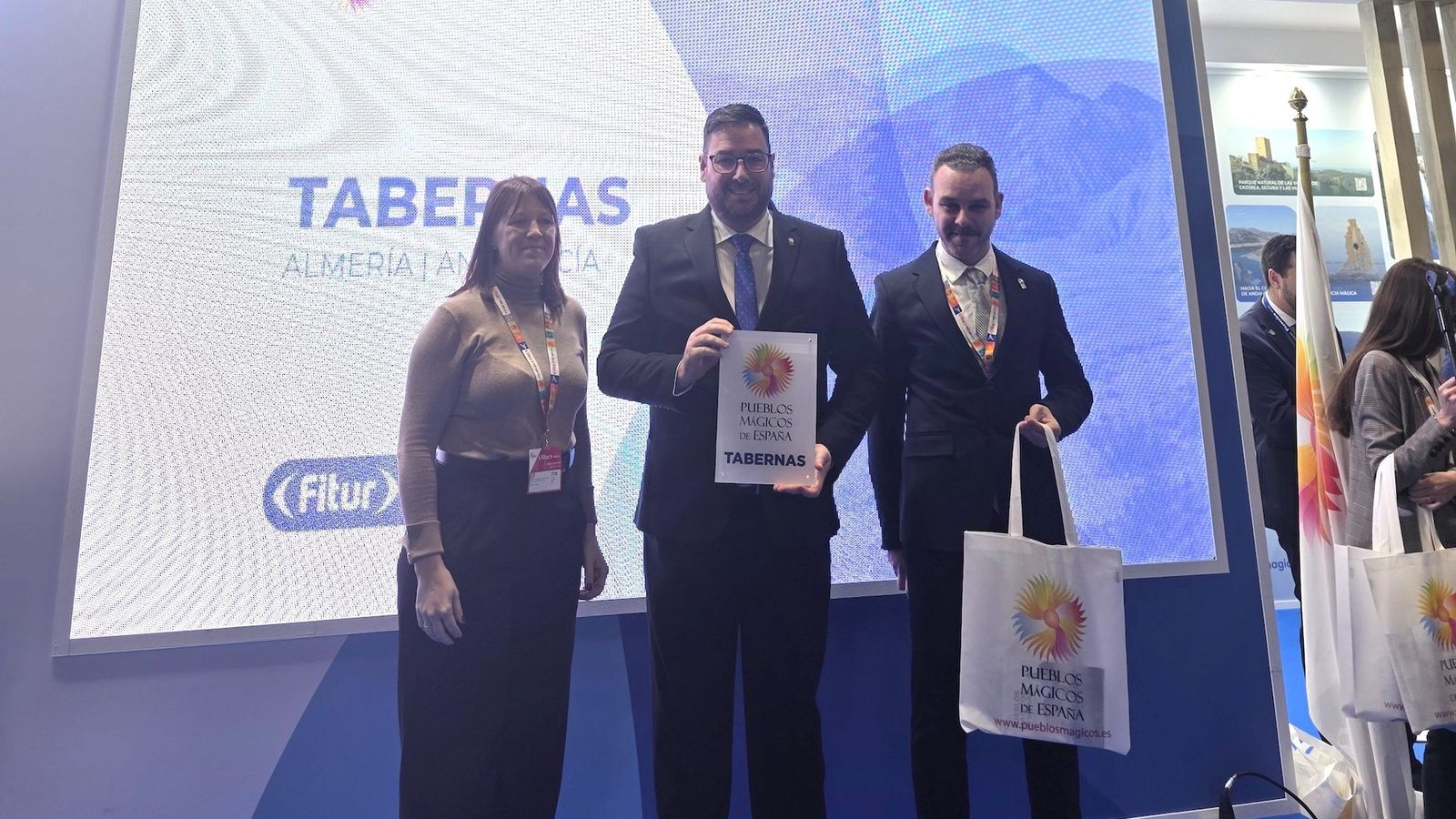 La delegación de Tabernas recoge en Madrid la insignia que le acredita como Pueblo Mágico de España.