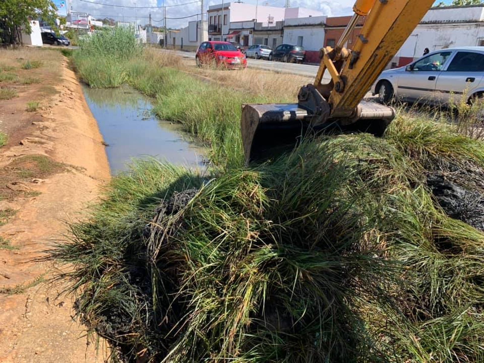 Limpieza del canal de Pozo del Camino por una máquina del Ayuntamiento de Ayamonte.