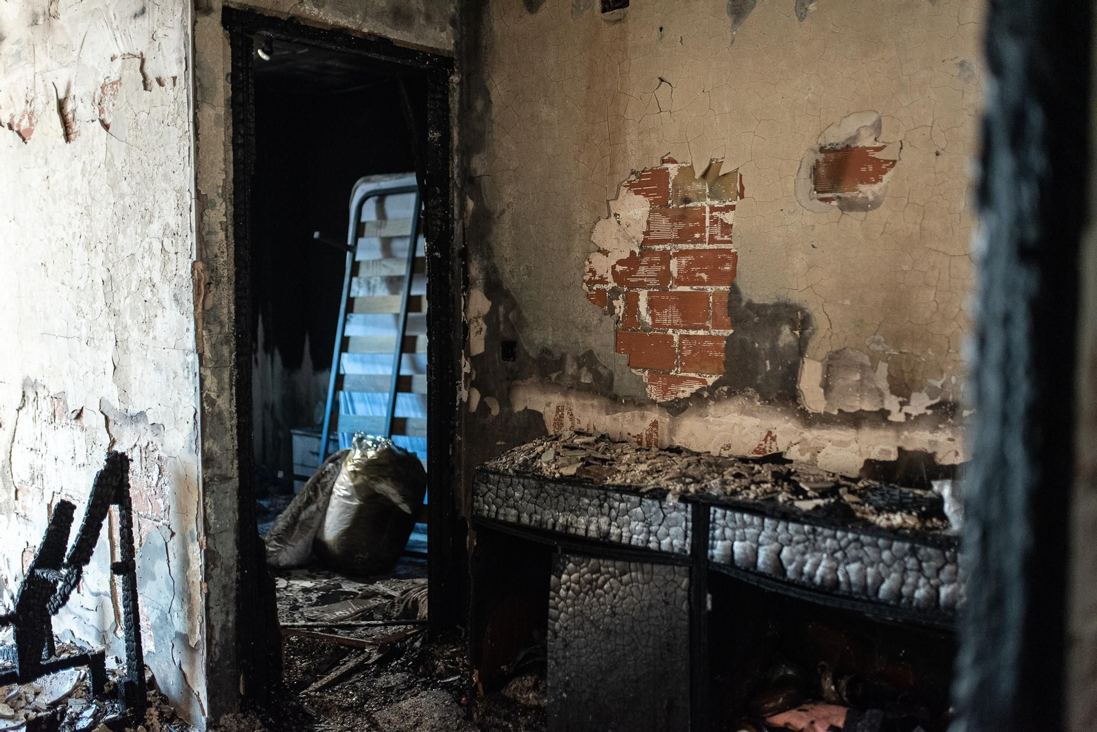 Imágenes de la dramática mañana de tensión que se ha vivido en Isla Chica tras el incendio en una vivienda