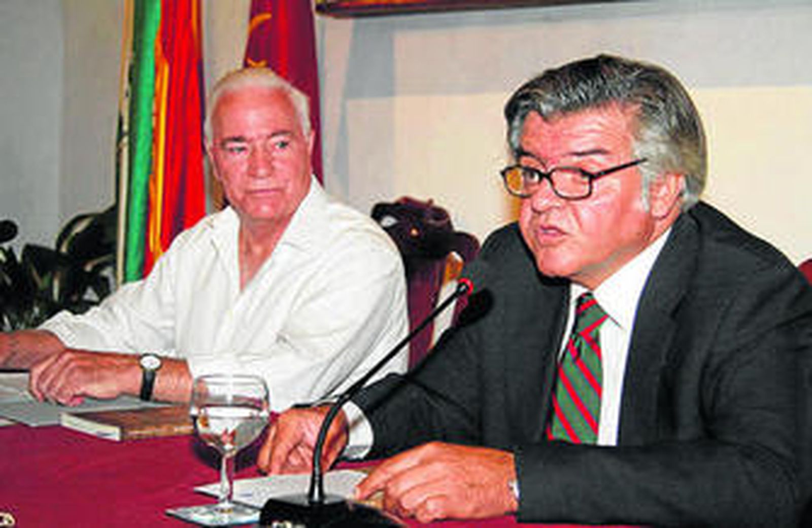Eduardo Fernández Baquero, con Antonio Balón, en el Alcázar.