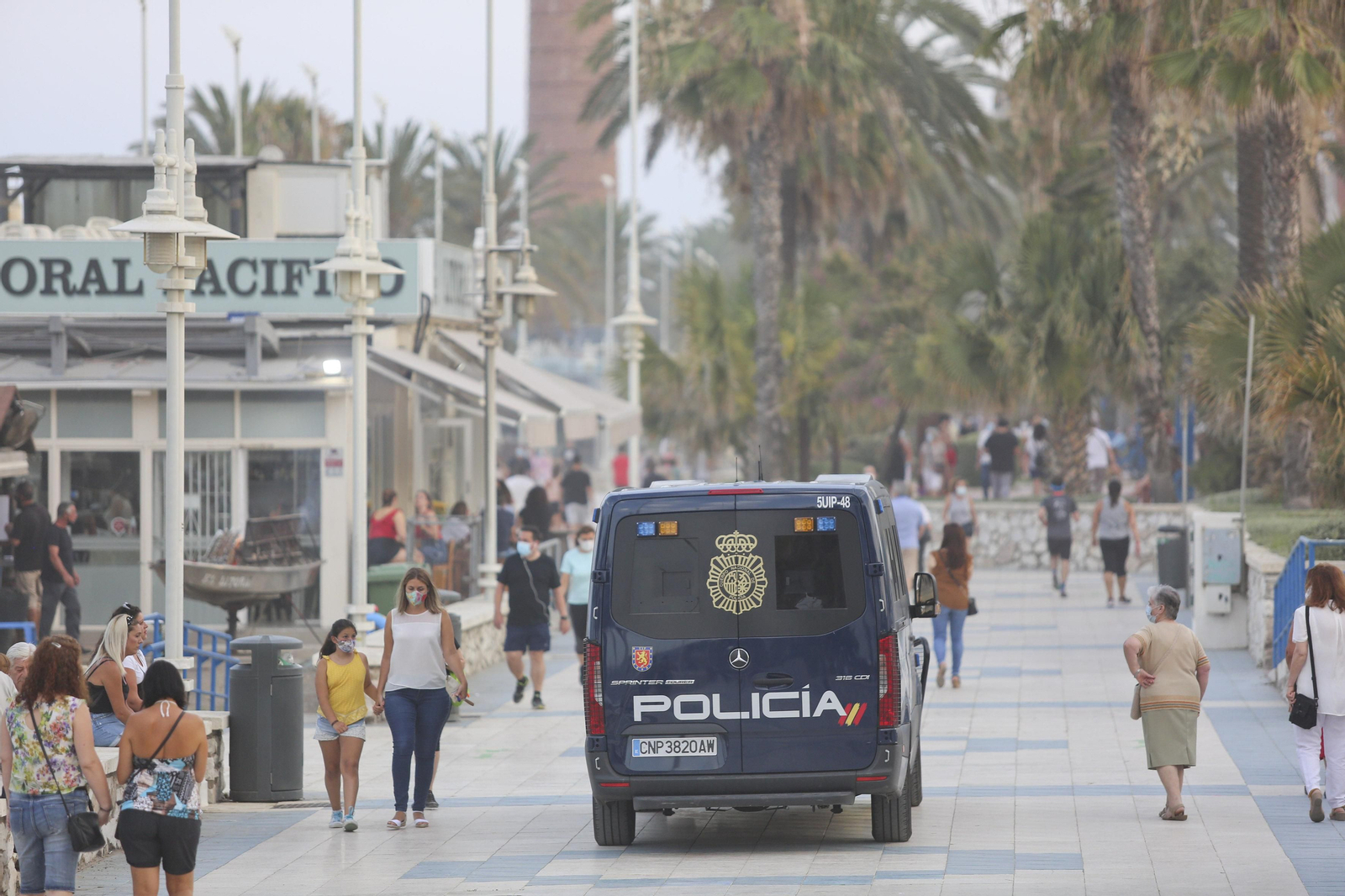 Solitaria noche de San Juan en las playas de Málaga, en fotos