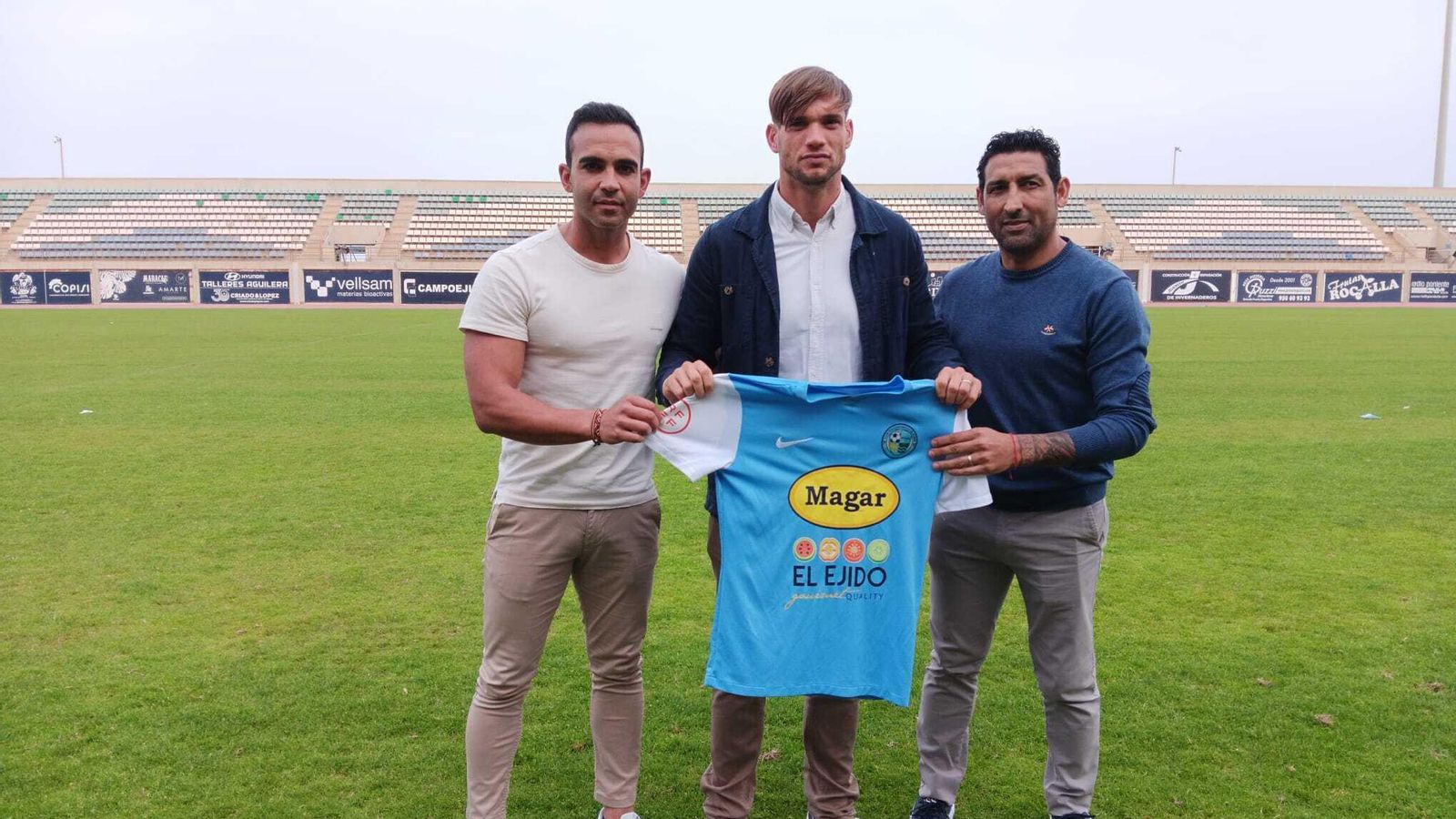 Pablo Hernández posa junto a sus dos acompañantes en el cuerpo técnico, David Chorro y Moreno. Pablo Hernández posa junto a sus dos acompañantes en el cuerpo técnico, David Chorro y Moreno.