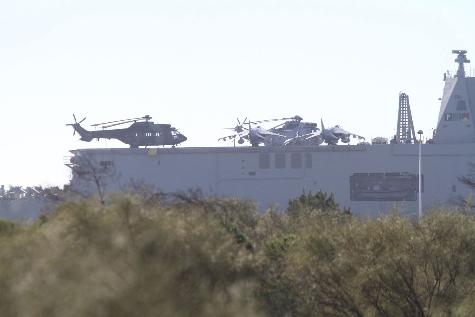 Imágenes de las primeras horas del portaaviones "Juan Carlos I" en el puerto de Huelva, durante su visita este fin de semana