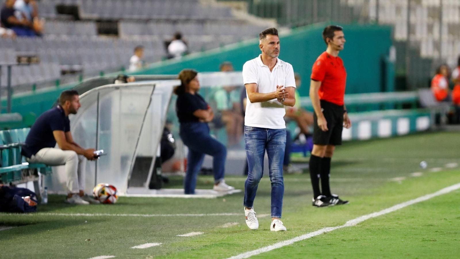 Iván Ania en banquillo de El Arcángel durante el choque ante el Linares.
