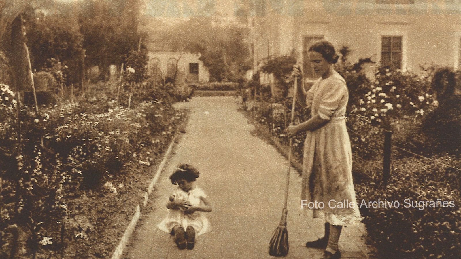 Josefa Canales con una de sus hijas en la casa donde estaba trabajando en el servicio doméstico.