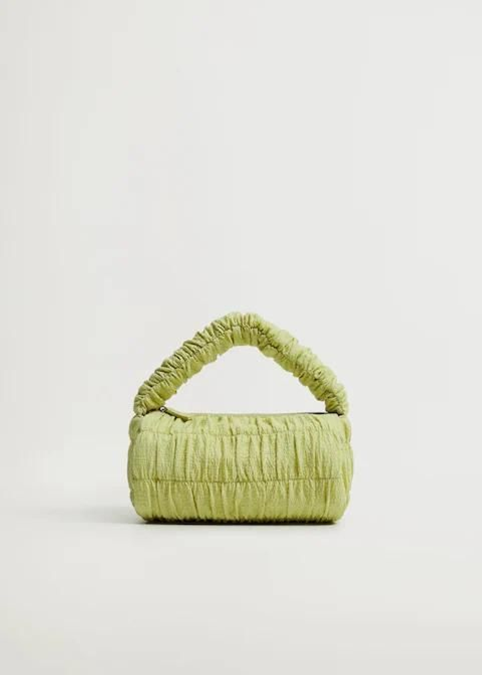 El bolso baguette de Mango en color verde pistacho y con detalles fruncidos.