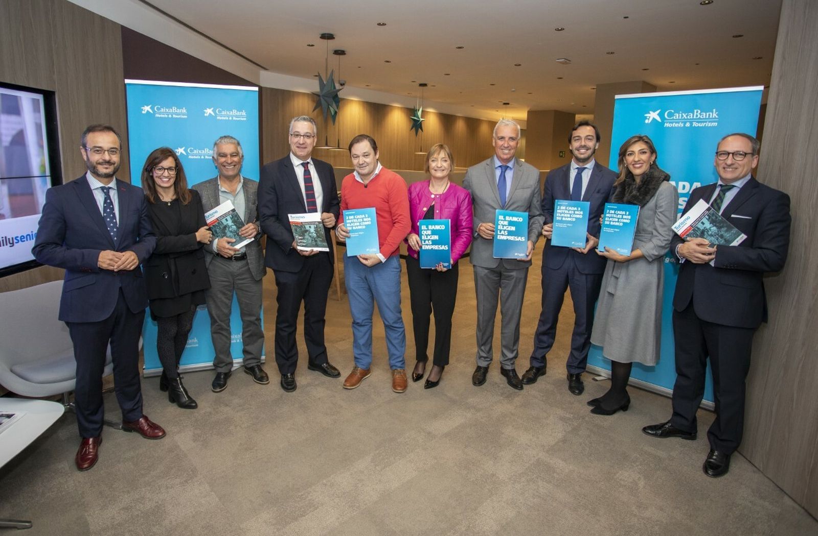 Representantes de CaixaBank Hotels & Tourism y el Círculo de Turismo de Huelva, tras la firma.