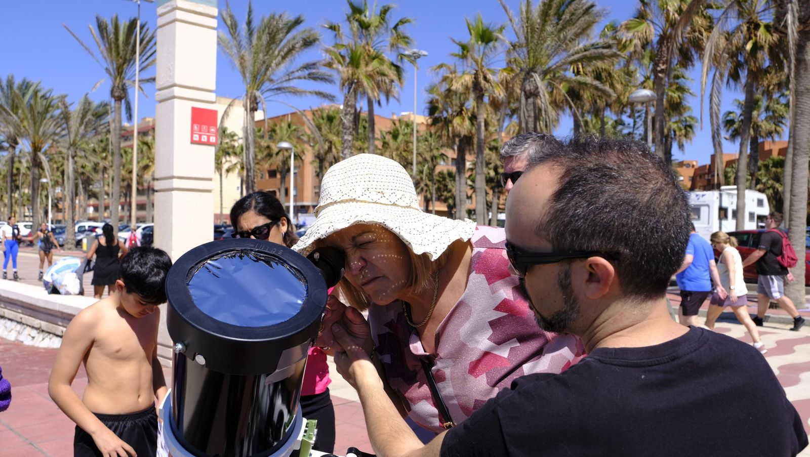 Almería observa el eclipse solar desde el Paseo Marítimo, en imágenes