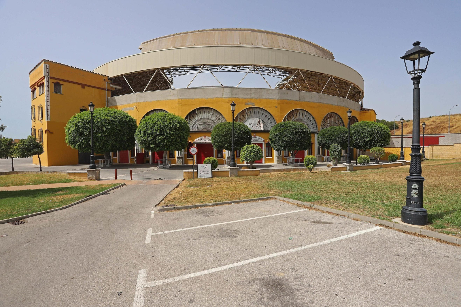 Exterior de la plaza de toros La Montera, en Los Barrios.