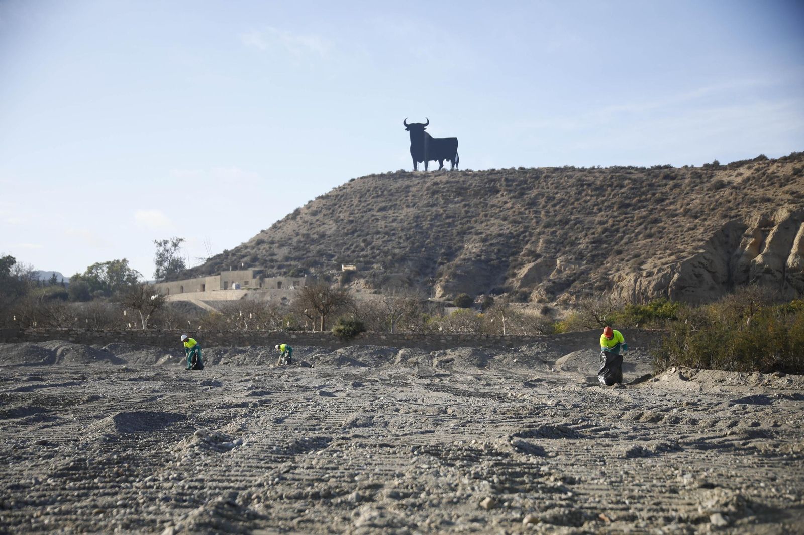 Las imágenes de la visita las obras de restauración hidrogeomorfológica y de naturalización del cauce del río Andarax, en Rioja