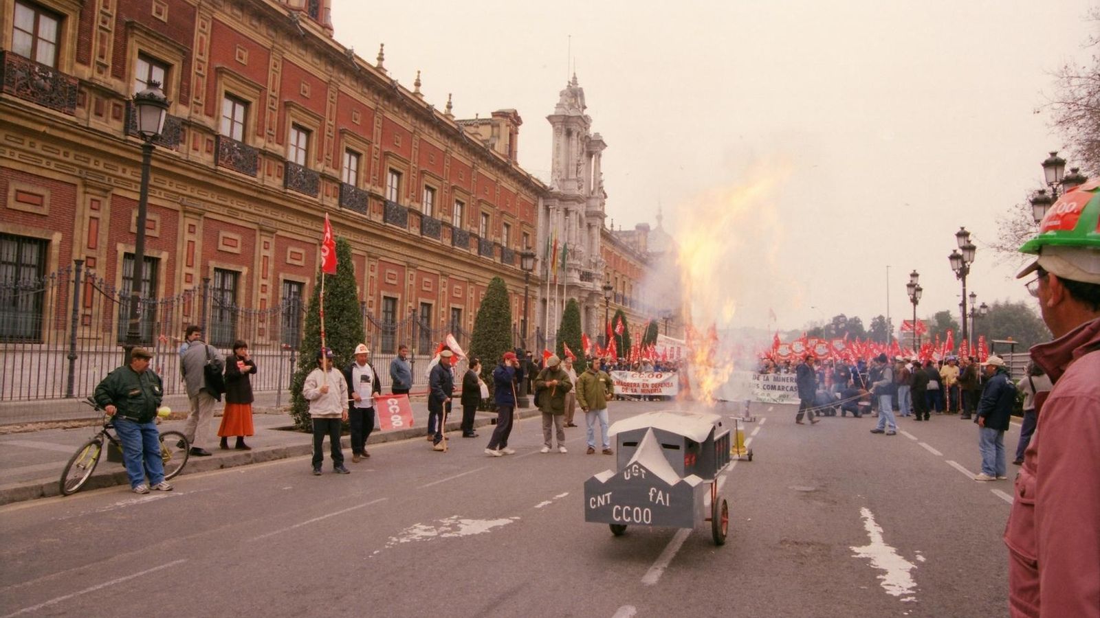 Los manifestantes se concentran frente al Palacio de San Telmo.