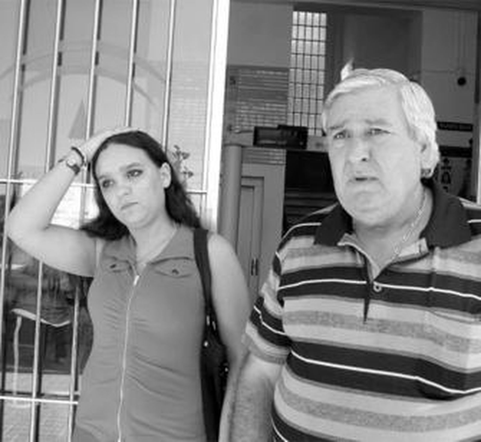 La mujer del detenido junto al suegro de éste, el sábado a las puertas de la Audiencia Provincial.