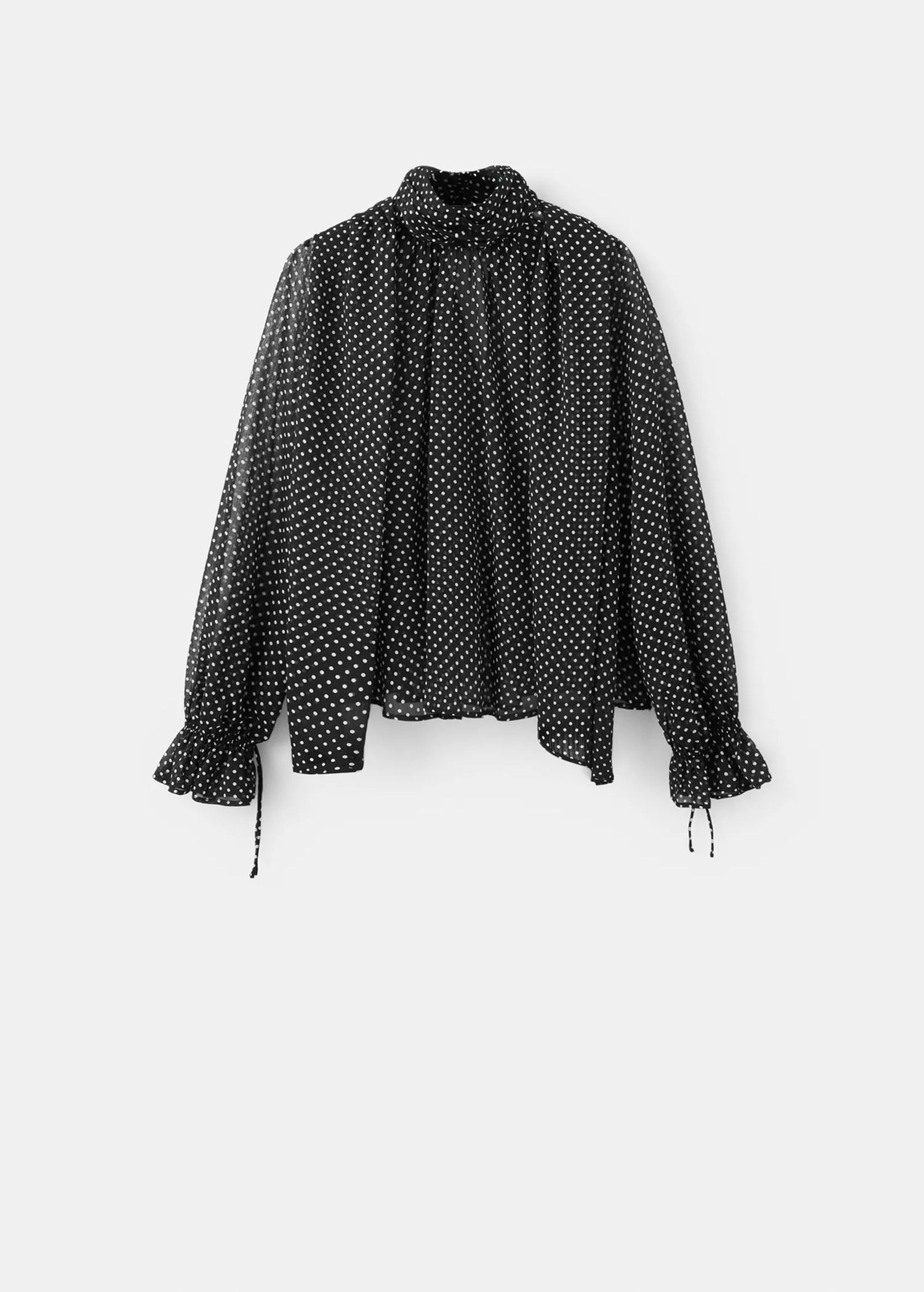 Blusa de lunares de Mango.