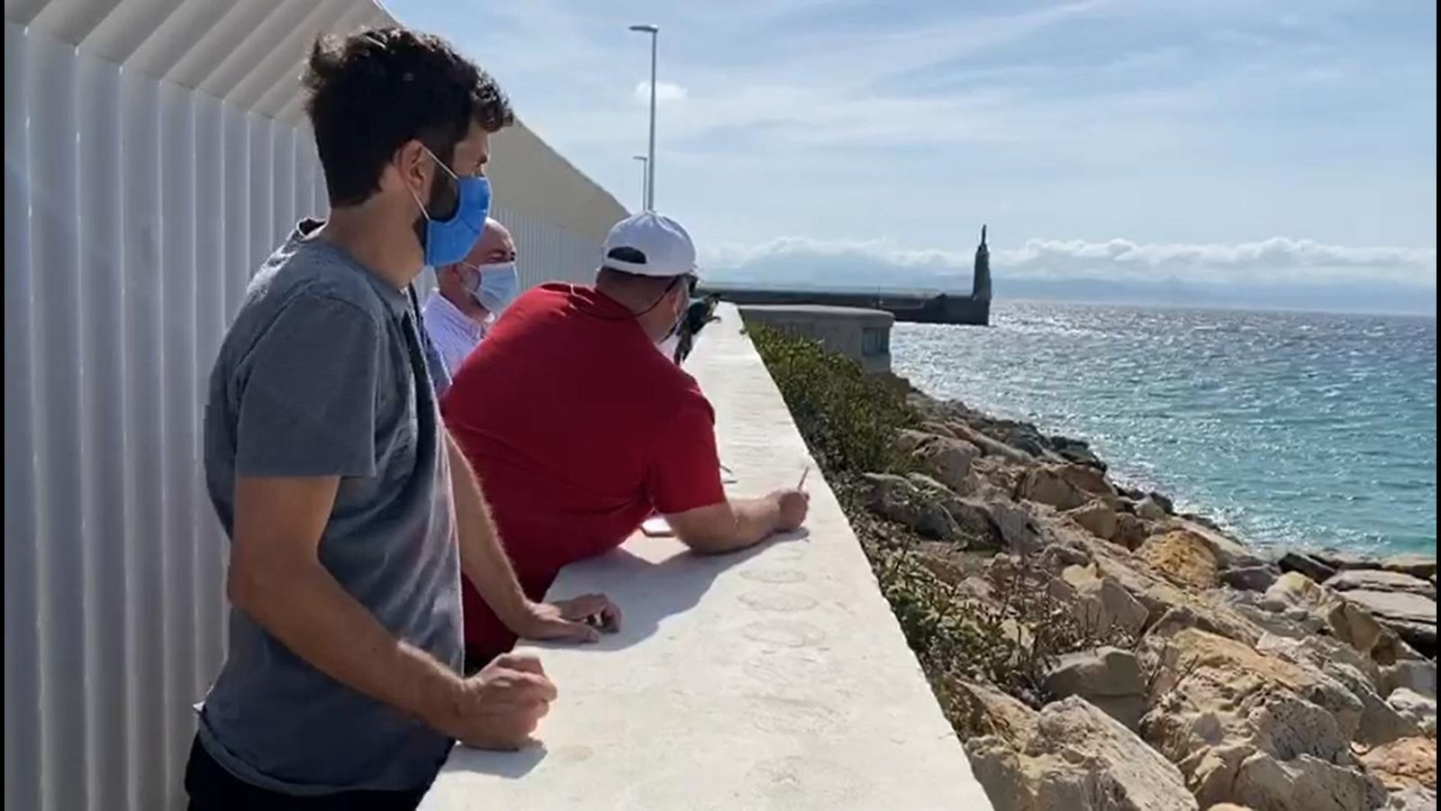 Técnicos de la  consultora OCA, en Tarifa