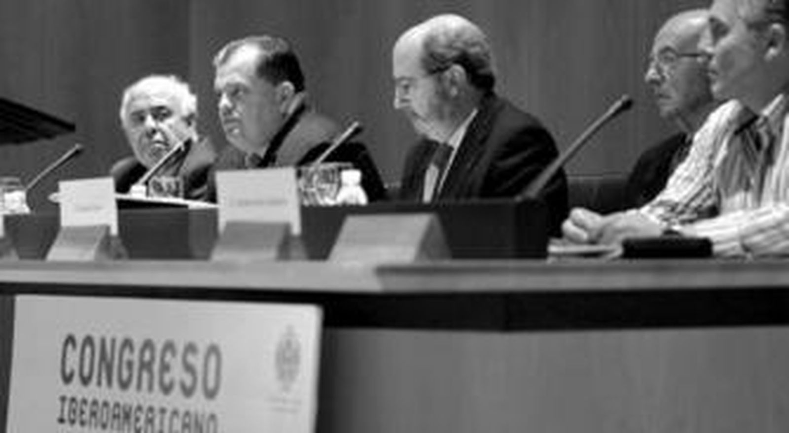 Ignacio Moreno, en el centro, fue reelegido presidente del Ateneo en el acto de clausura del congreso.