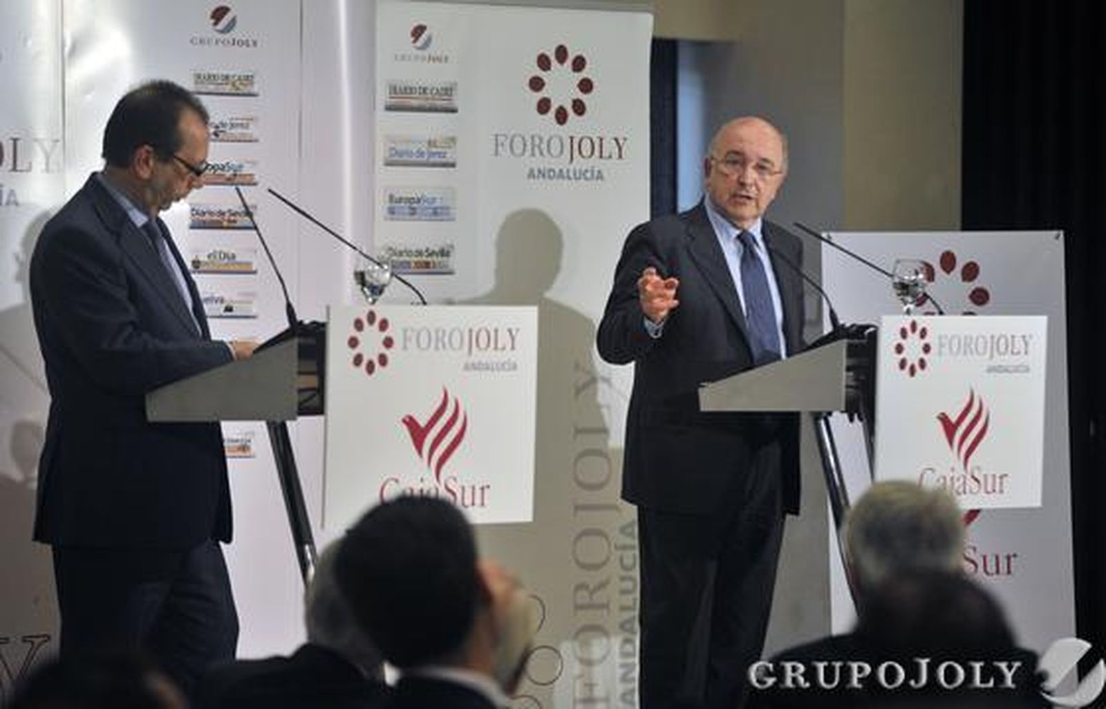 Joaquín Almunia, vicepresidente de la Comisión Europea y comisario responsable de Competencia, durante el coloquio con José Antonio Carrizosa, director de 'Diario de Sevilla'.  Foto: Manuel Gómez/Juan Carlos Vázquez