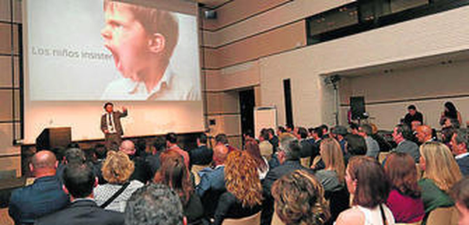 Momento de una de las intervenciones con numerosos asitentes.