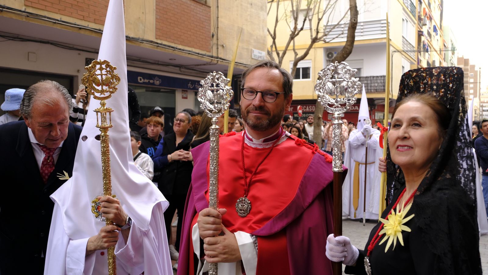 La Borriquita procesiona por las calles de Almería, en imágenes