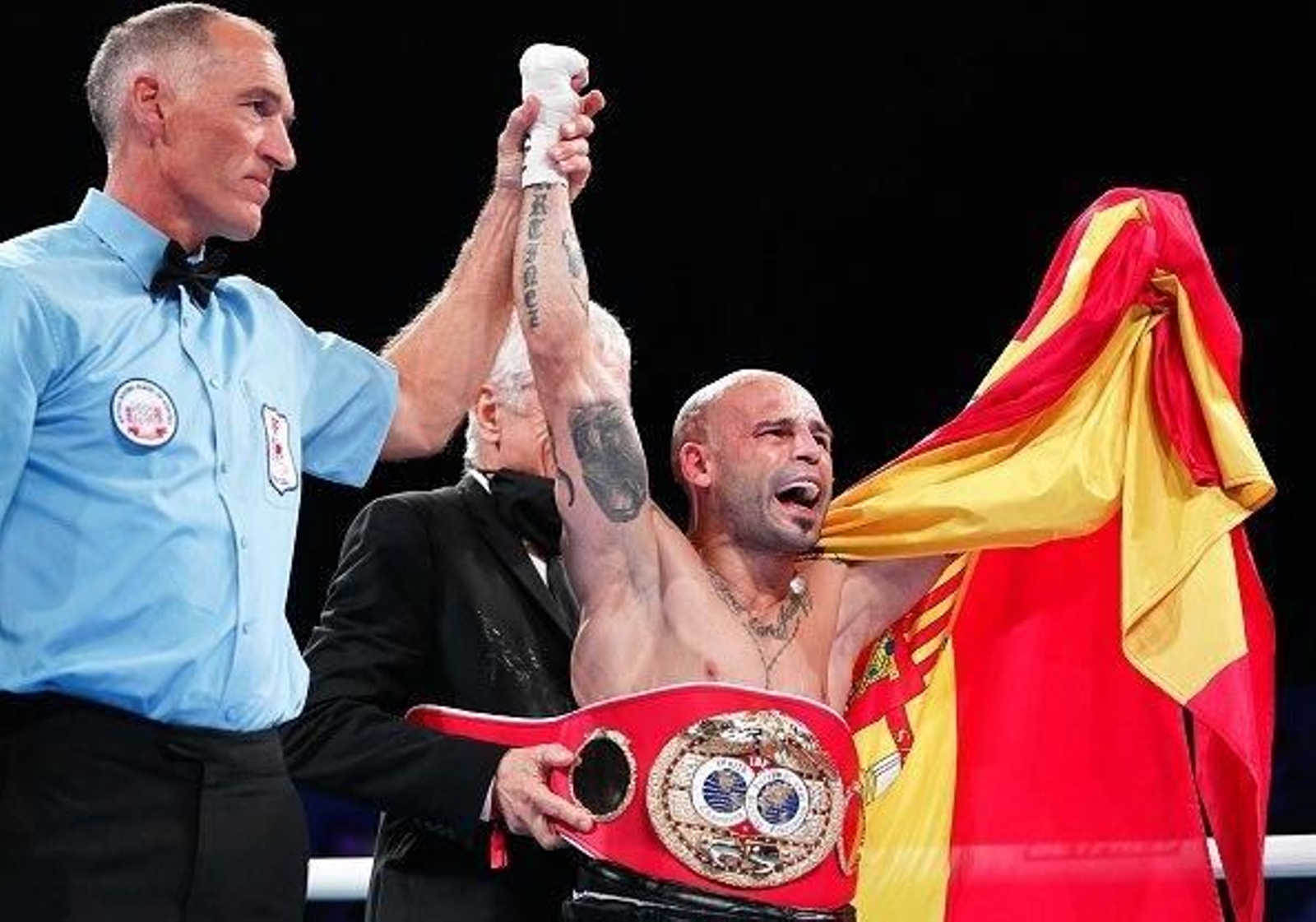 Kiko Martínez celebra el título mundial.