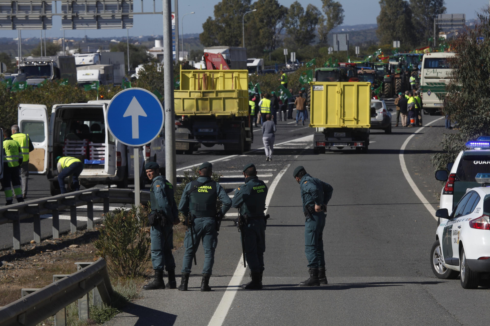 Imágenes de la manifestación de agricultores en el Puente Internacional del Guadiana