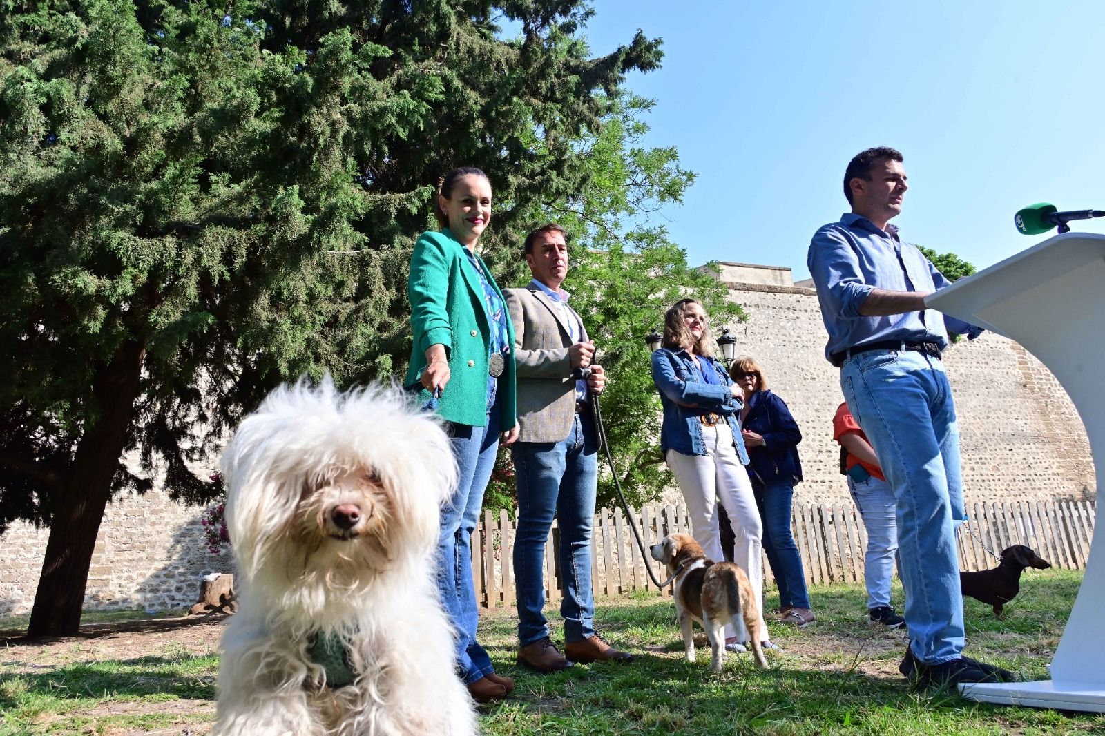 El todavía candidato a alcalde Bruno García durante una rueda de prensa electoral en el parque canino de El Pelícano.