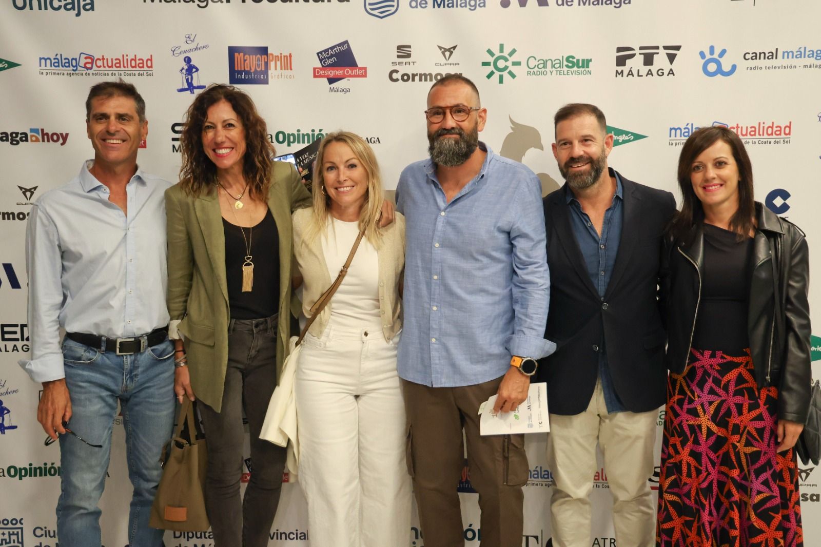 El concierto de David Barrull y la Orquesta Sinfónica de Triana en el Teatro Cervantes, en imágenes