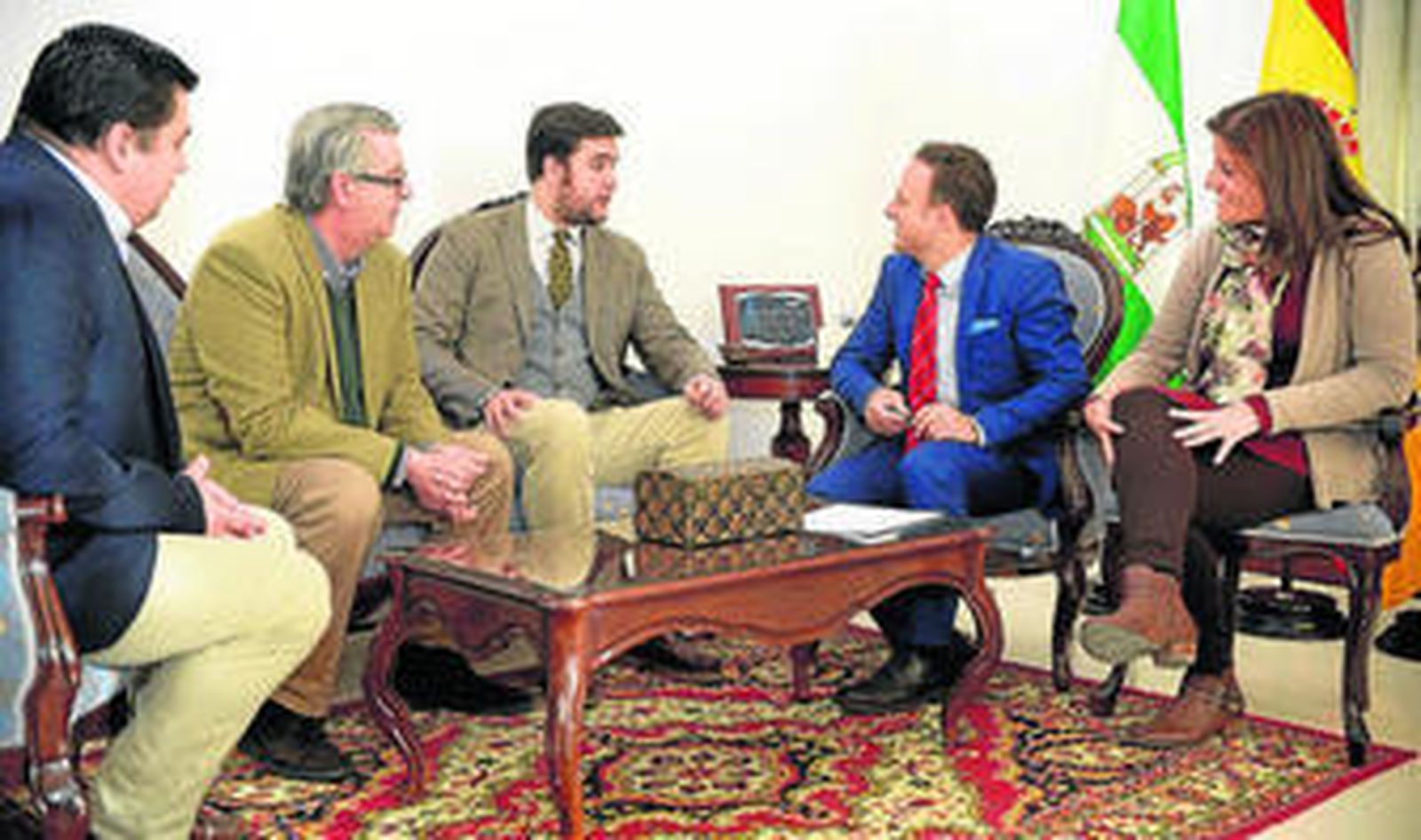 Una imagen de la recepción del pregonero y el Consejo Local de Hermandades en el despacho del alcalde.