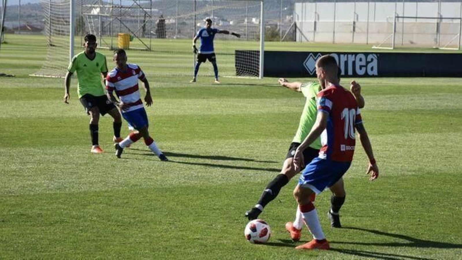 Un instante del encuentro de la pasada campaña entre el Recreativo Granada y el Decano.