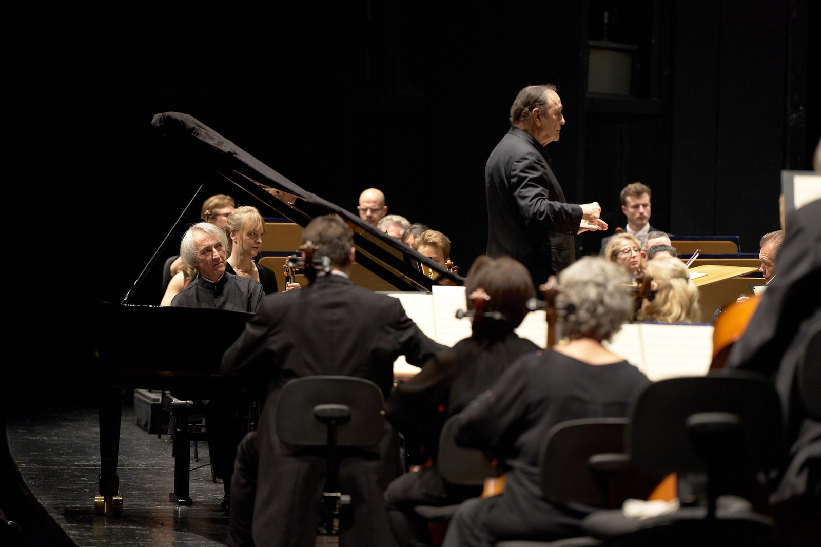 Jean-Efflam Bavouzet al piano y Charles Dutoit sobre el podio de la ROSS en el Maestranza
