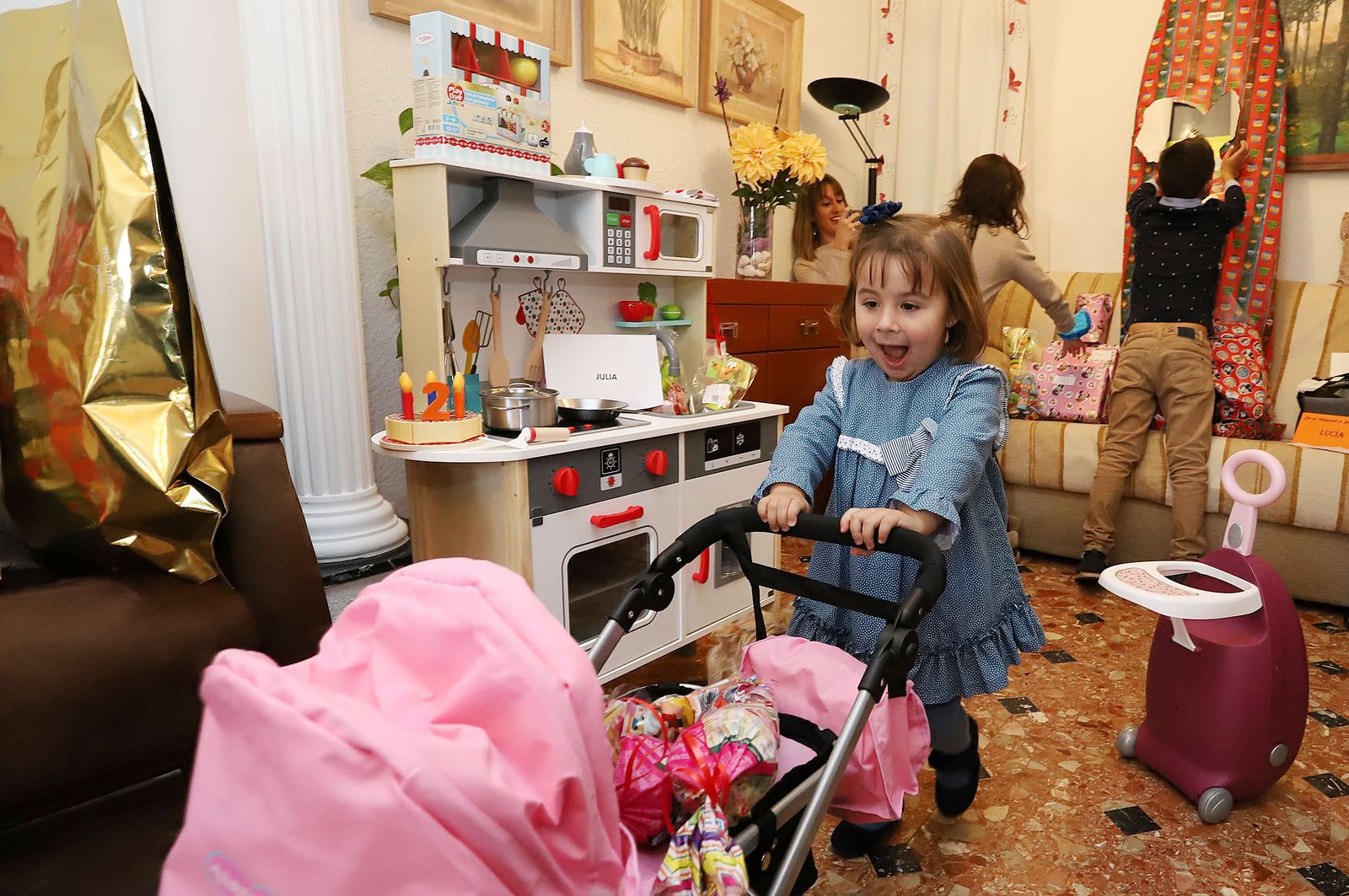 Imágenes de los niños recibiendo sus regalos de Reyes