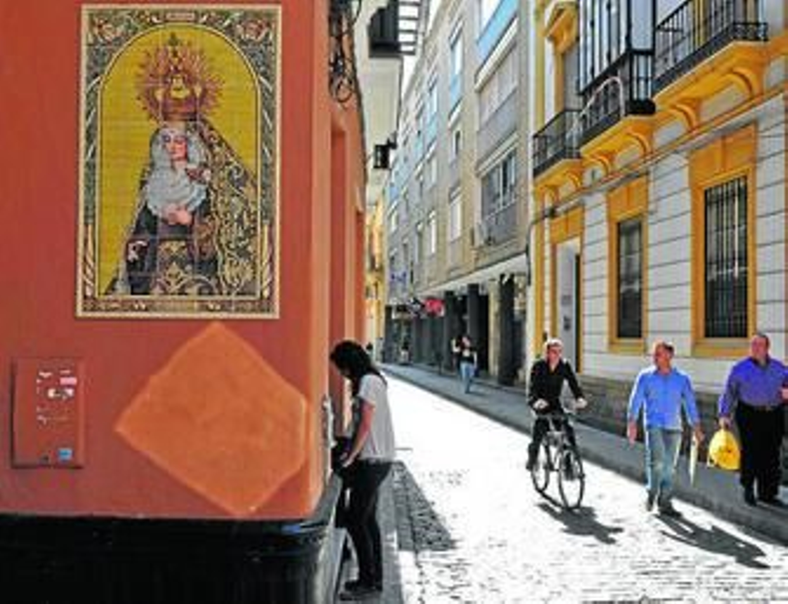 La fachada del apartamento donde residía el sacerdote asesinado.