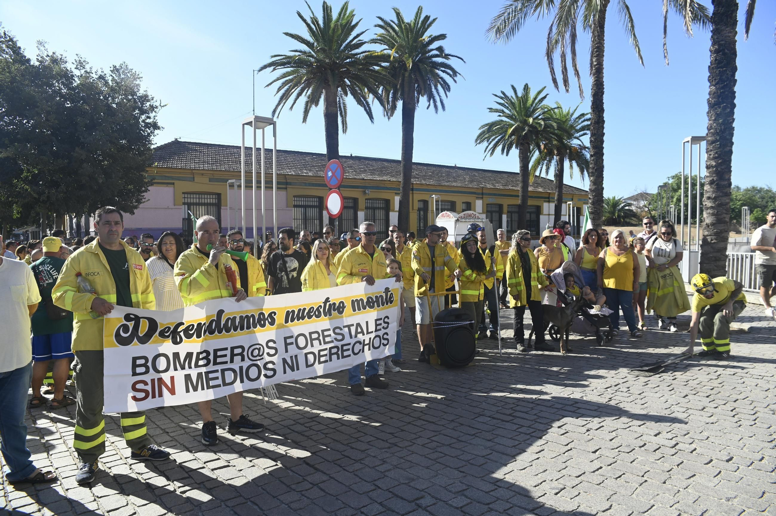 La manifestación de los bomberos forestales en Córdoba, en imágenes