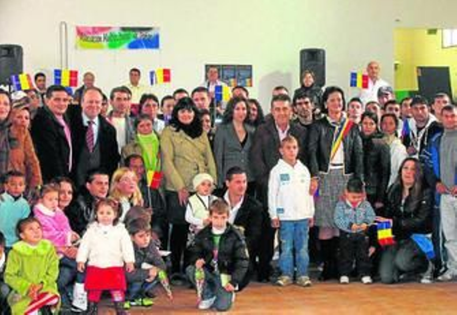 El alcalde, junto a la secretaria de Inmigración, con un grupo de residentes almonteños.