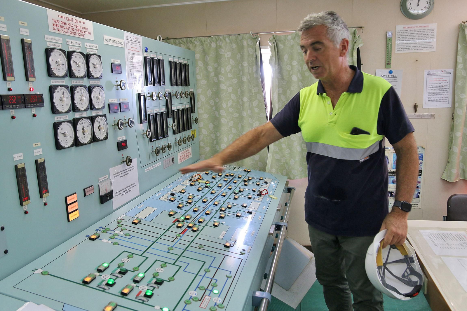 Así se carga en grandes barcos el yeso de Almería para exportarlo al extranjero