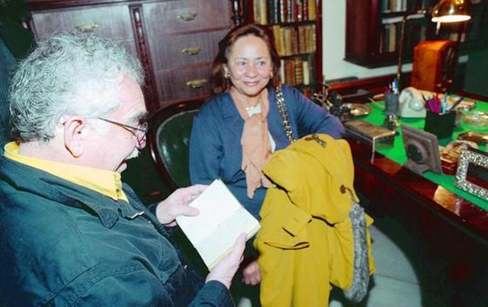 García Márquez, junto a su esposa, durante una visita a Diario de Cádiz en 1997. / Kiki