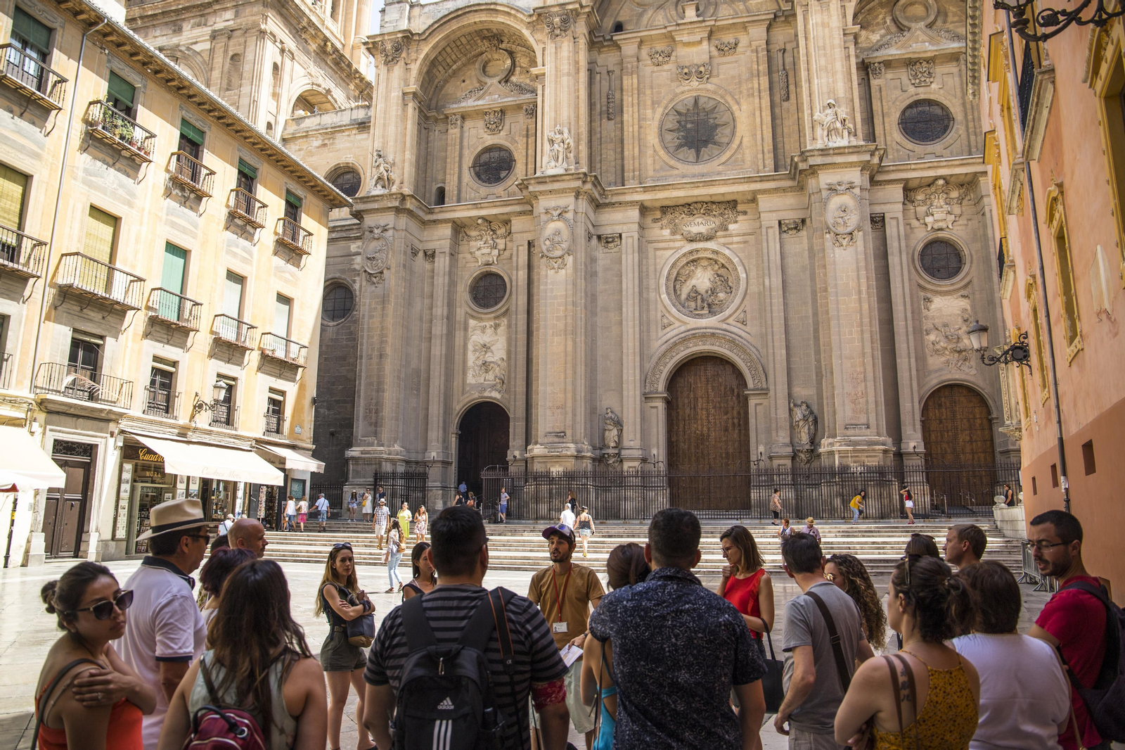 Un grupo de turistas hacen un tour en la Plaza de las Pasiegas frente a la Catedral