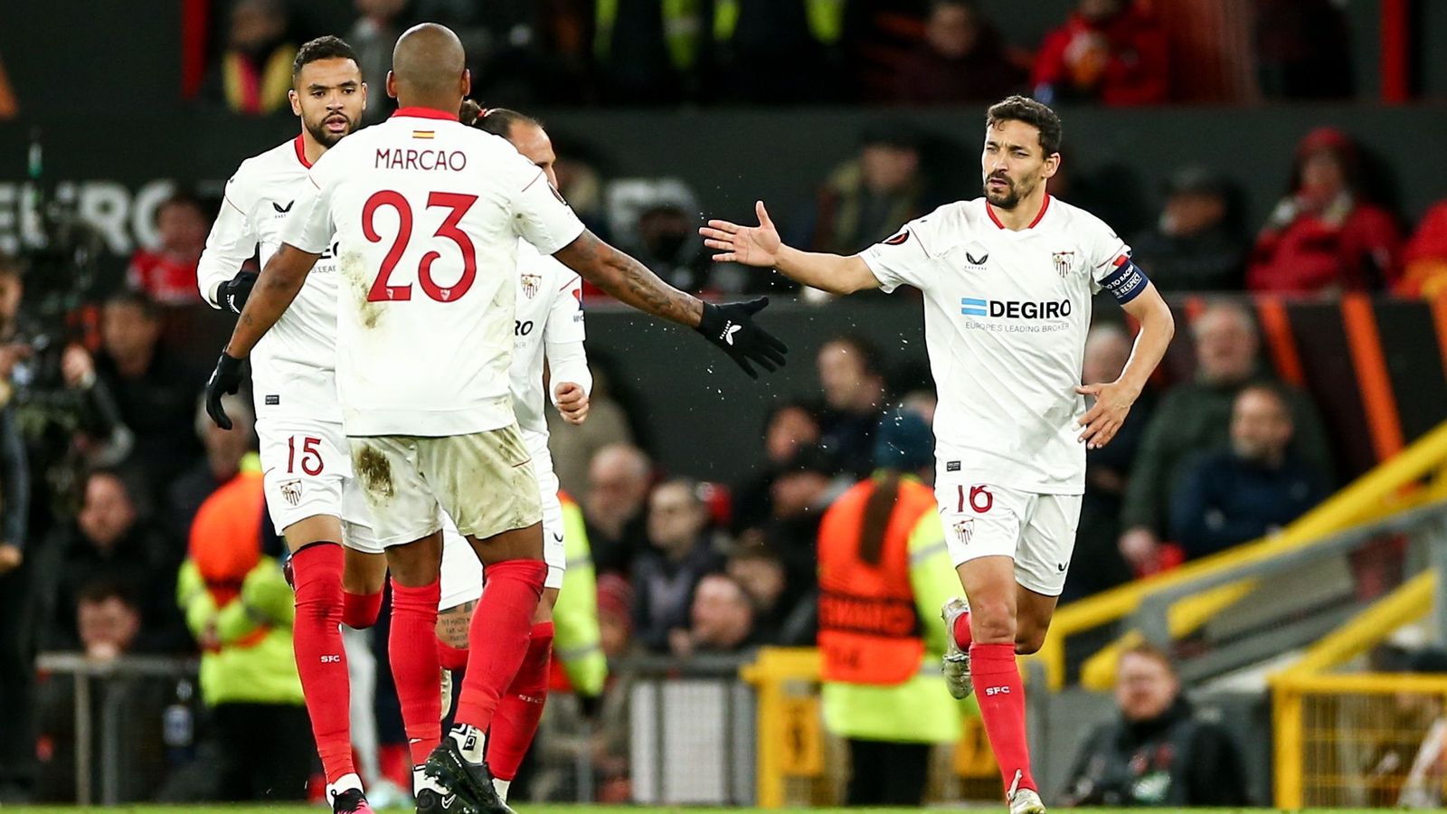 Jesús Navas recibe la felicitación de sus compañeros.