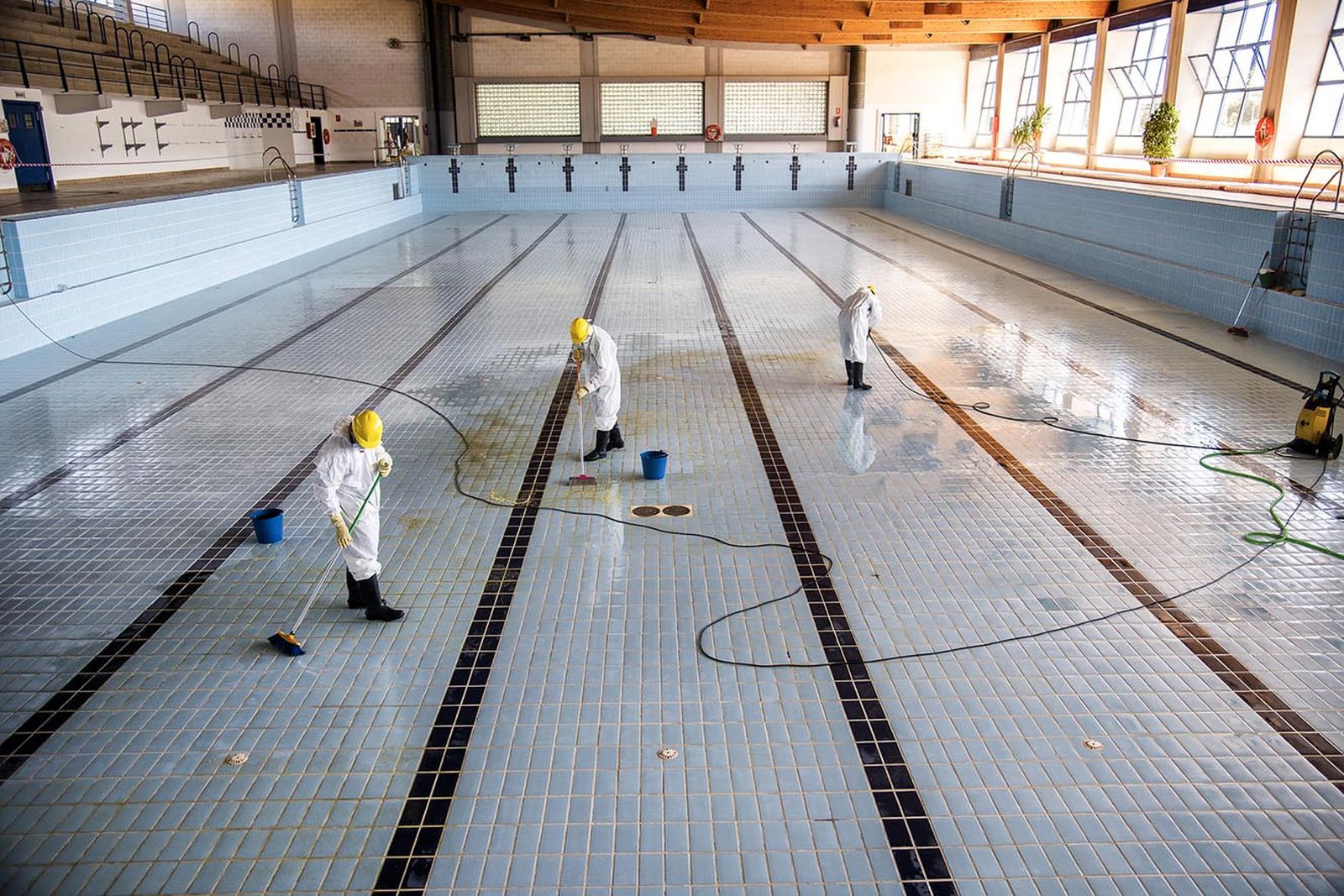 Los operarios trabajan en la limpieza de la piscina Virgen del Carmen de Torremolinos.