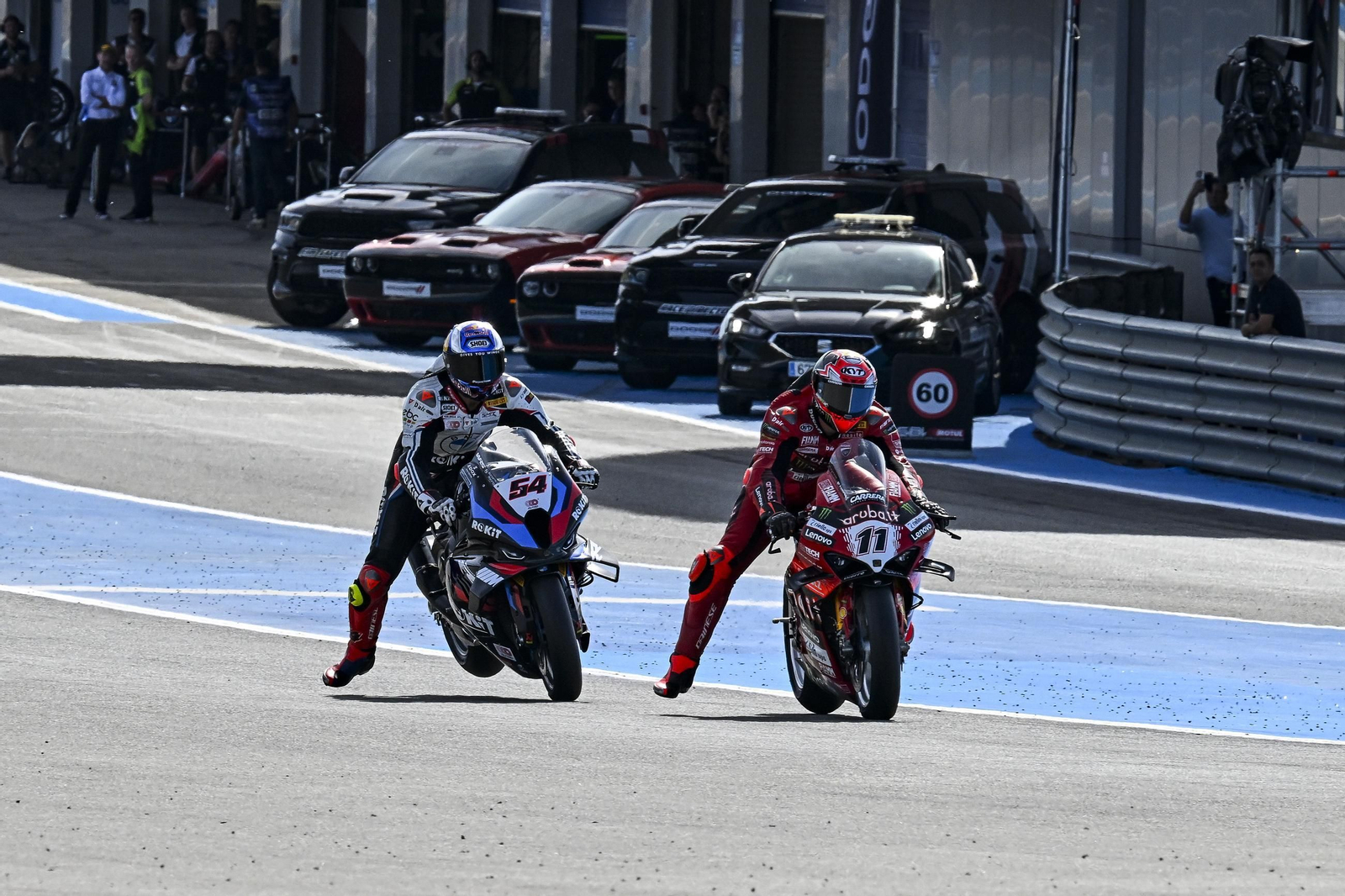 Razgatlioglu (54) intenta adelantar a Bulega en la entrada de la curva 1 del Circuito. Razgatlioglu (54) intenta adelantar a Bulega en la entrada de la curva 1 del Circuito.