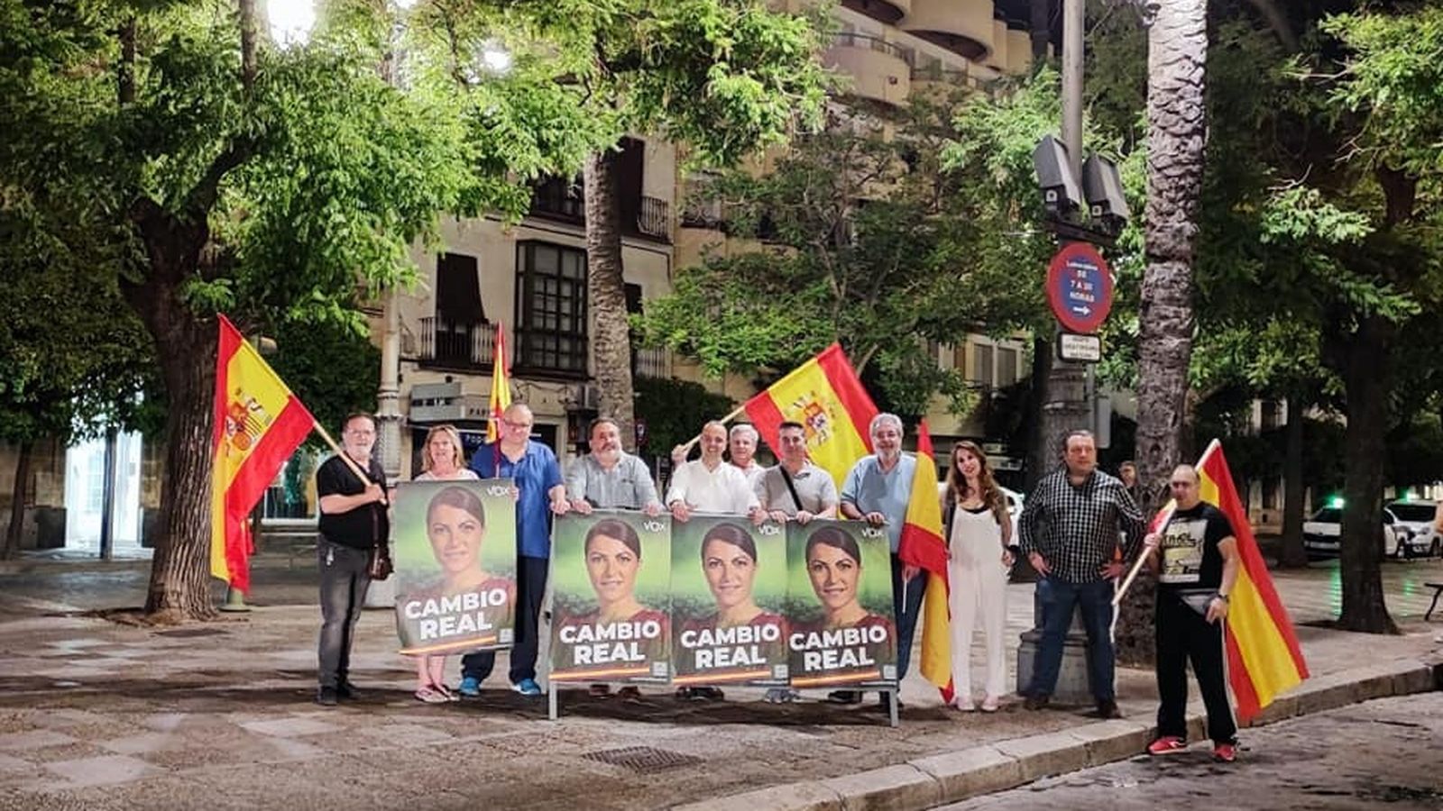 Integrantes de Vox Jerez con el cartel de su candidata.