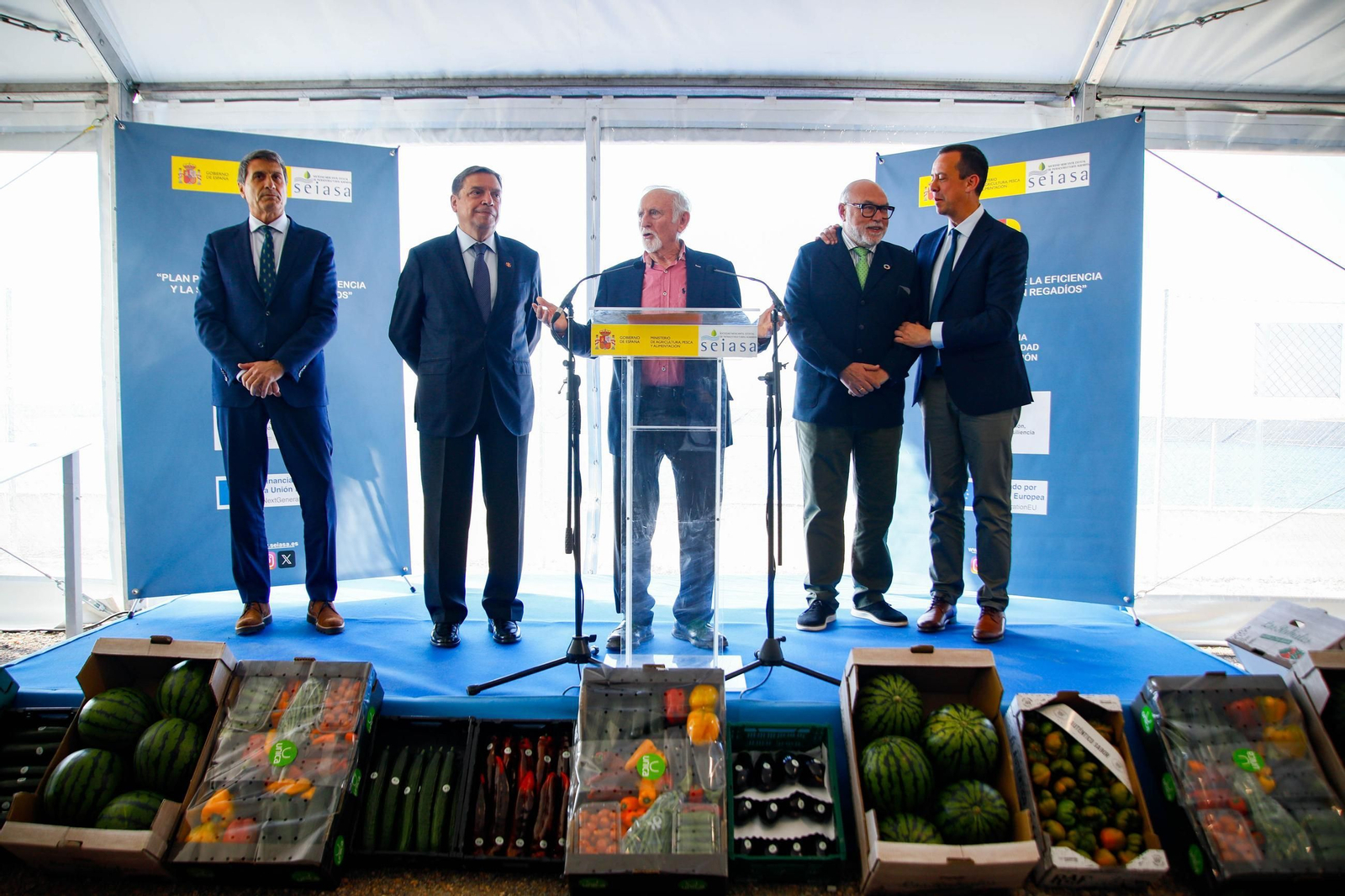 El ministro de Agricultura, Pesca y Alimentación, Luis Planas visita una de las balsas de la CUNC, en imágenes